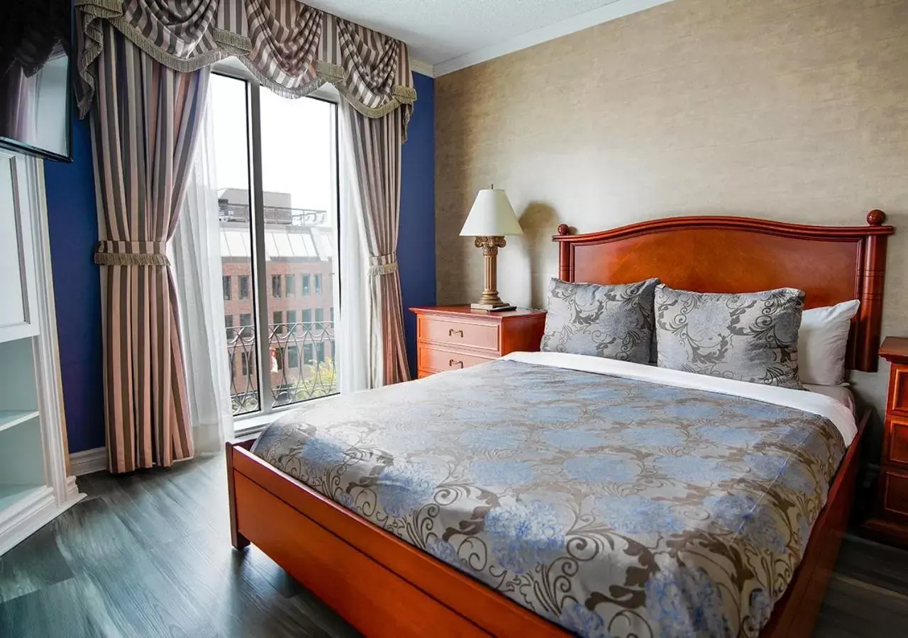 City View Family Suite, 2 Queen Beds and Sofa-Bed in Hôtel Palace Royal