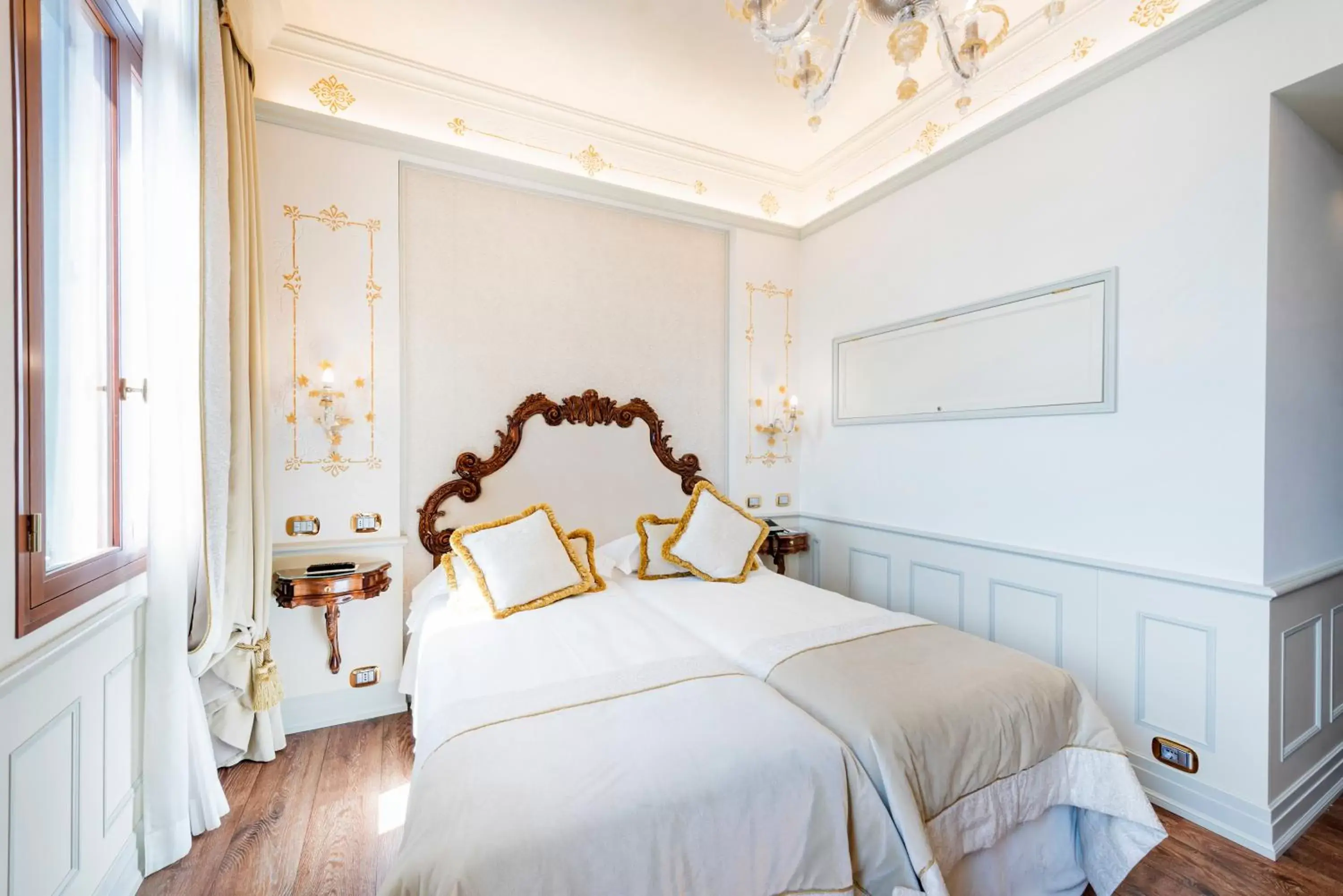 Photo of the whole room, Bed in Monaco & Grand Canal