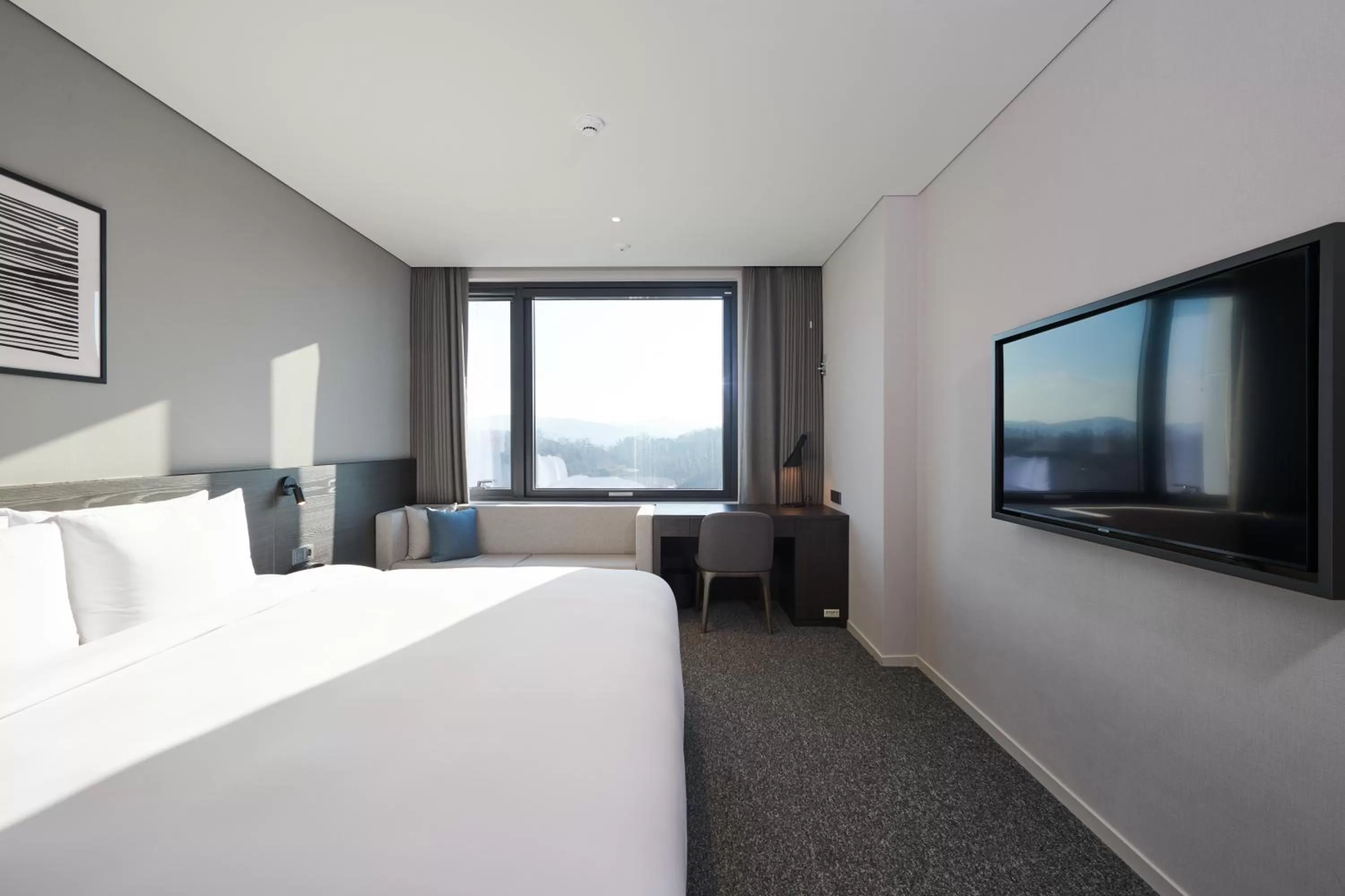 Photo of the whole room, Bed in Nine Tree by Parnas Seoul Pangyo