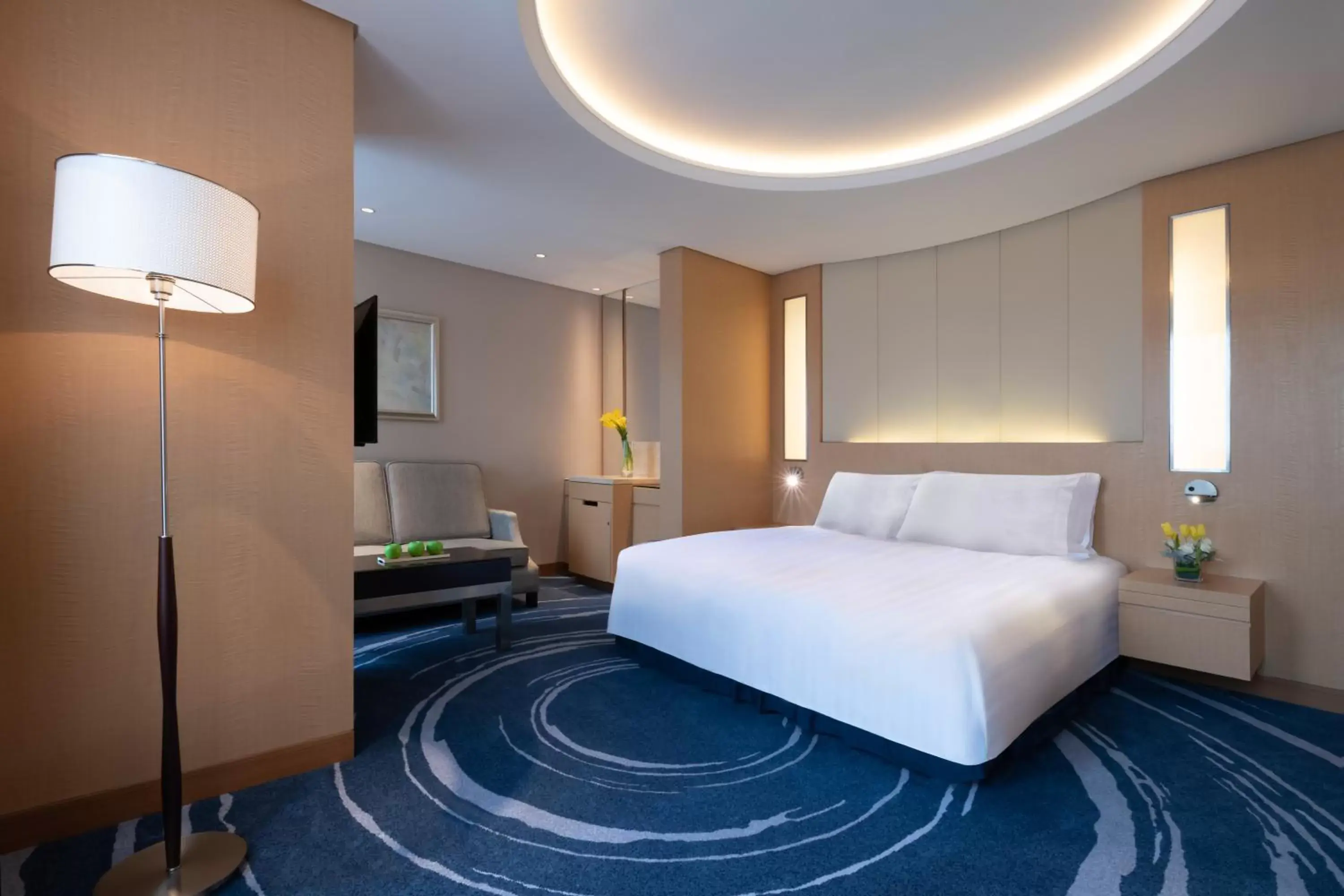 Bedroom, Bed in Crowne Plaza - Shenzhen Futian, an IHG Hotel