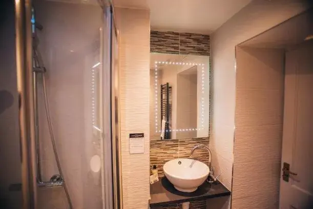 Bathroom in Tynycornel Hotel