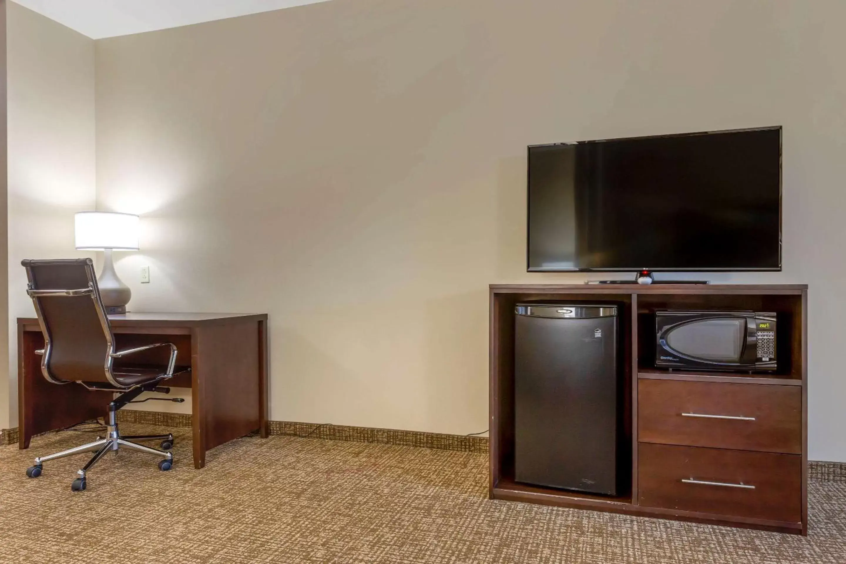 Photo of the whole room, TV/Entertainment Center in Comfort Suites Little Rock