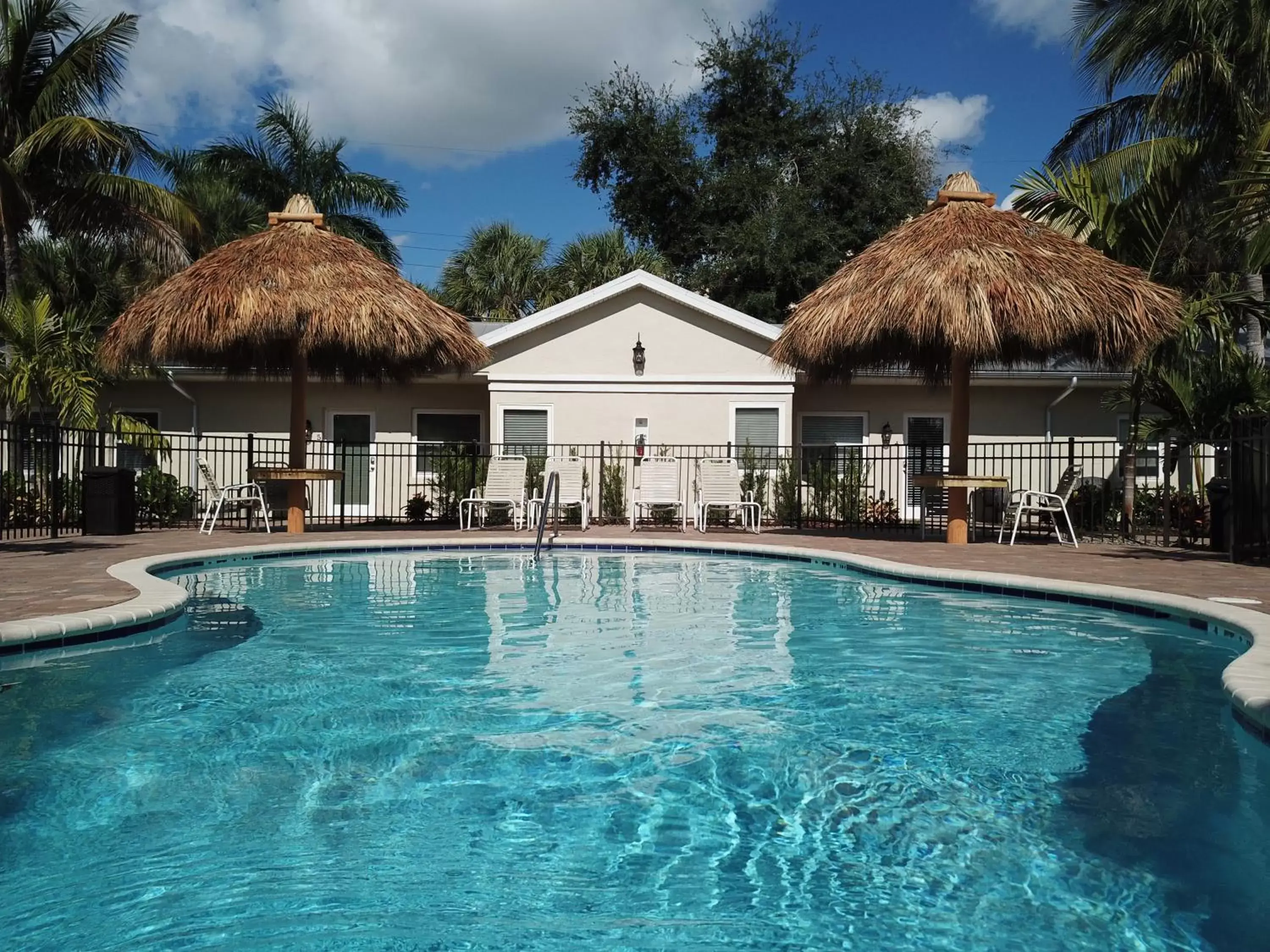 Property building in Twin Palms at Siesta Property building in Twin Palms at Siesta