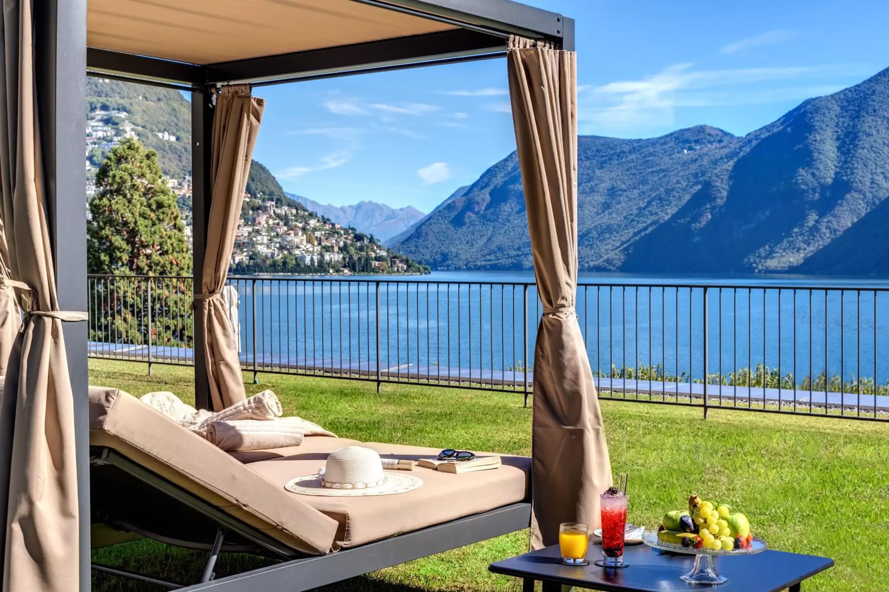 Swimming pool, Mountain View in Hotel Splendide Royal