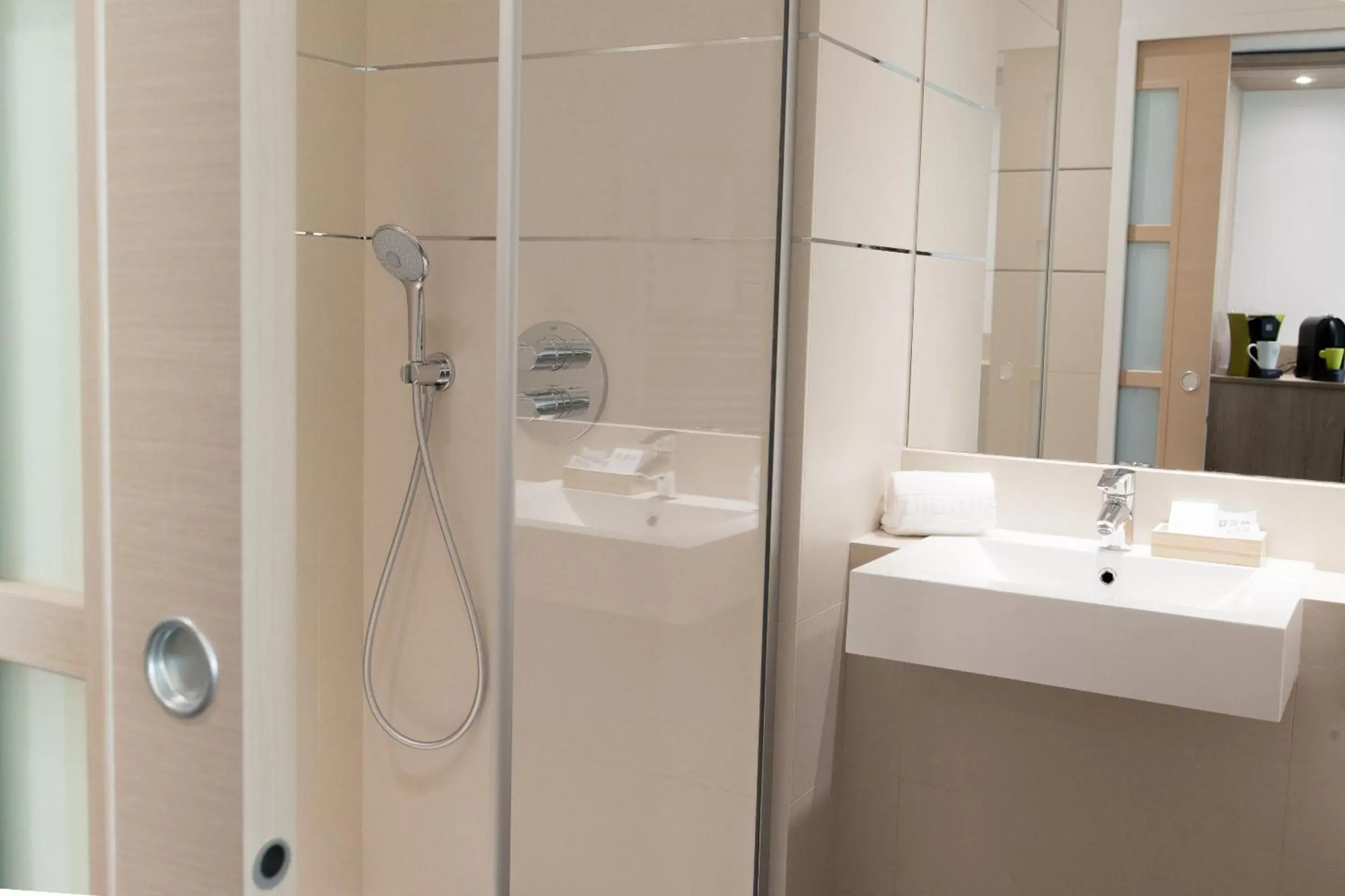 Shower, Bathroom in Best Western Hotel Le Bordeaux Sud