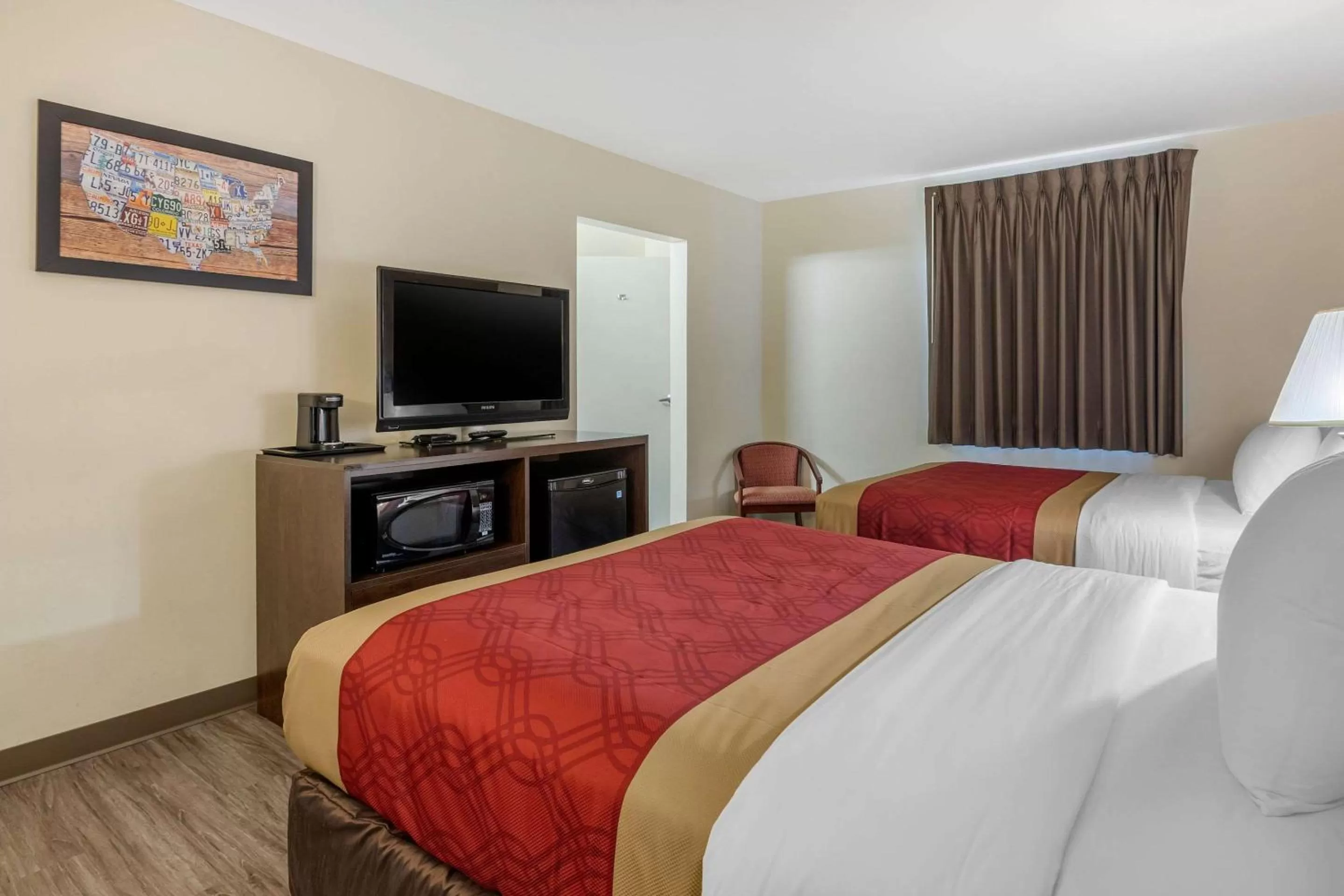 Photo of the whole room, Bed in Econo Lodge Inn & Suites Des Moines Fairgrounds Area