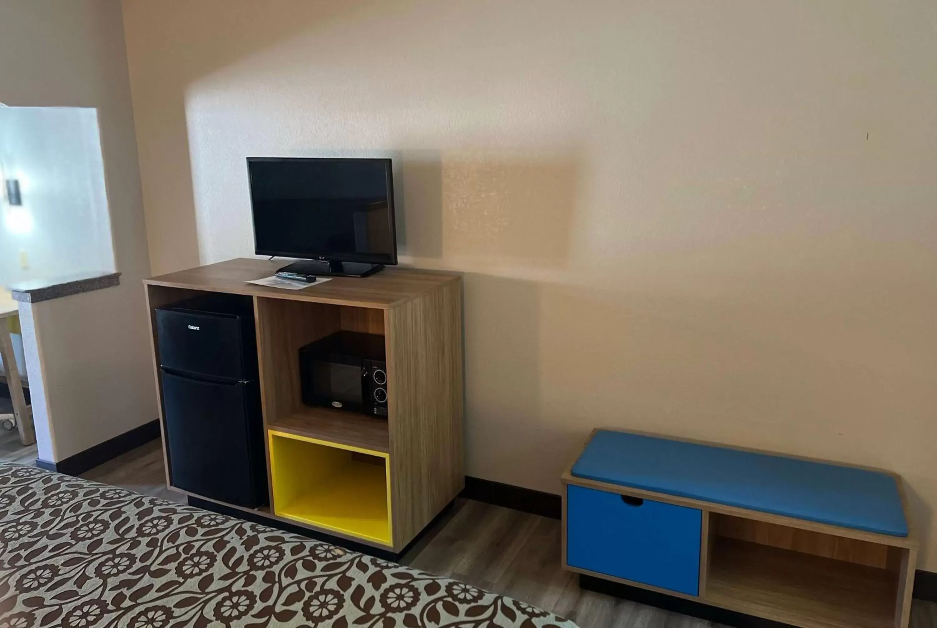 Photo of the whole room, TV/Entertainment Center in Days Inn & Suites by Wyndham Opelousas