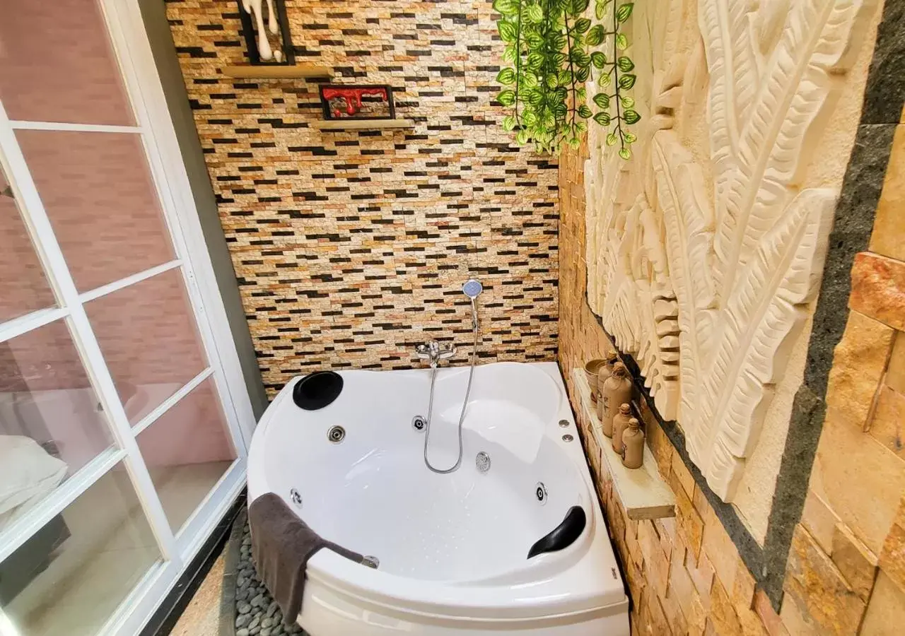 Hot Tub, Bathroom in Verse Lite Hotel Gajah Mada