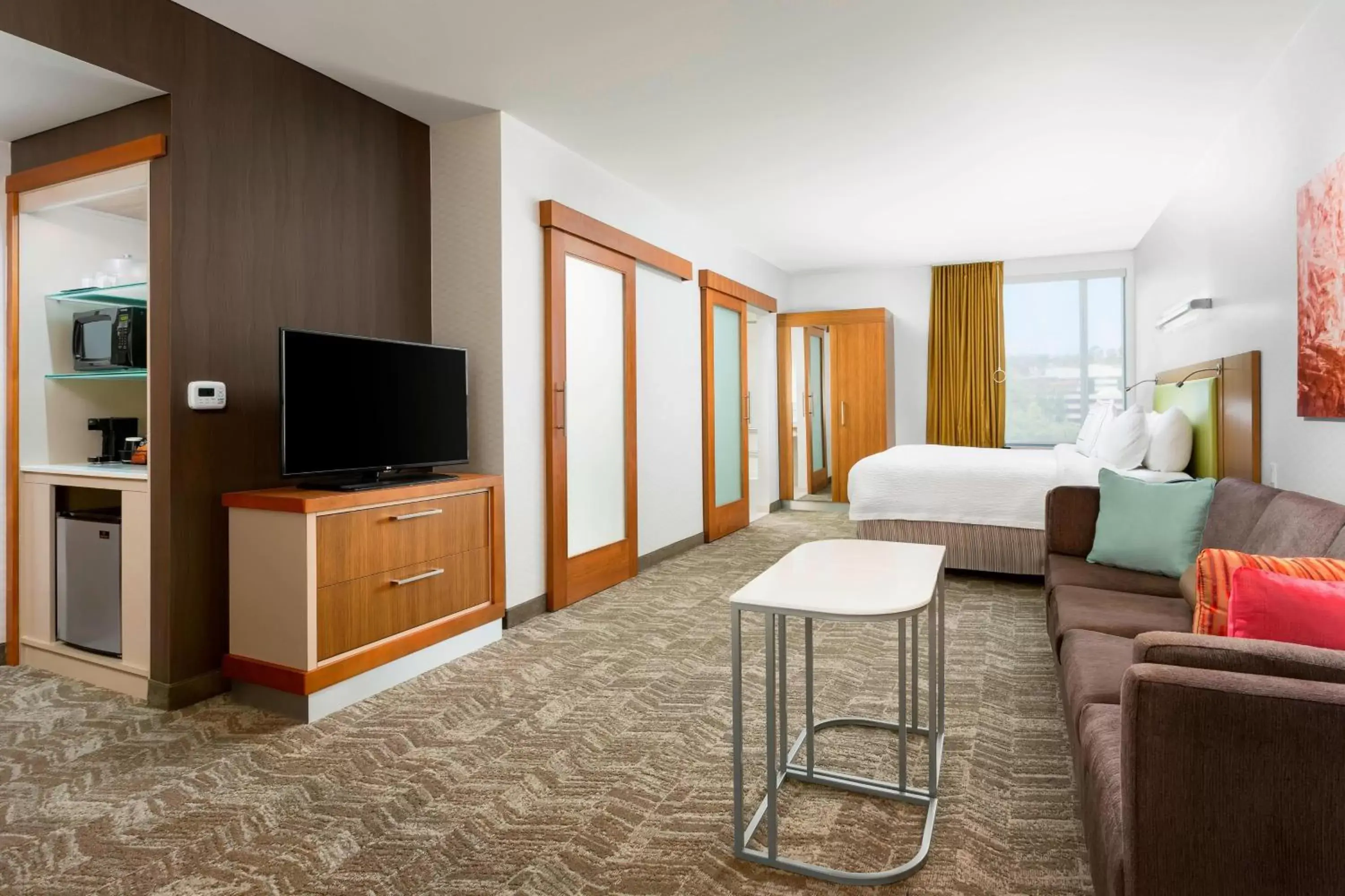 Bedroom, TV/Entertainment Center in SpringHill Suites by Marriott San Diego Mission Valley