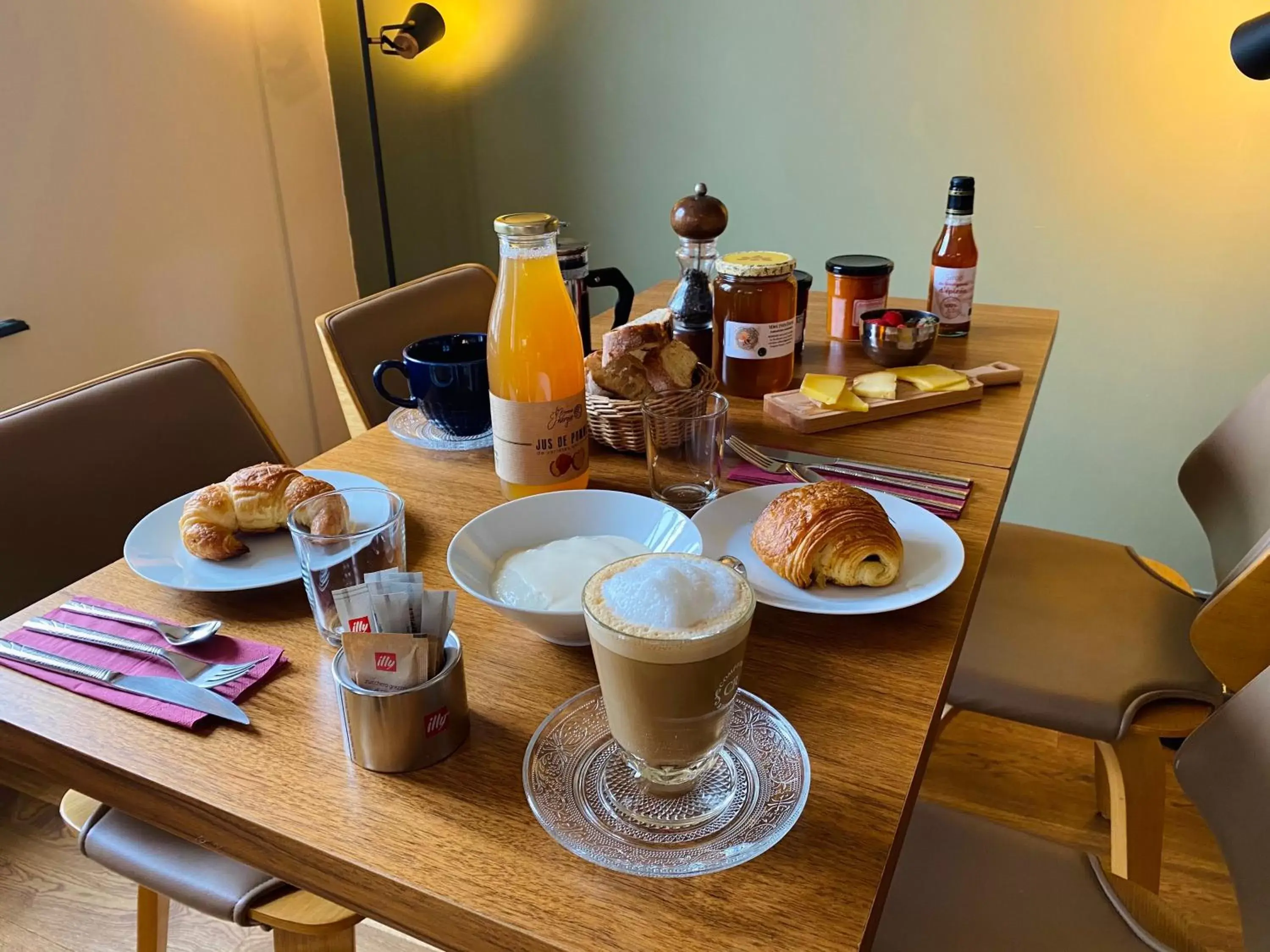 Breakfast in Le Miredames Hôtel-Bar