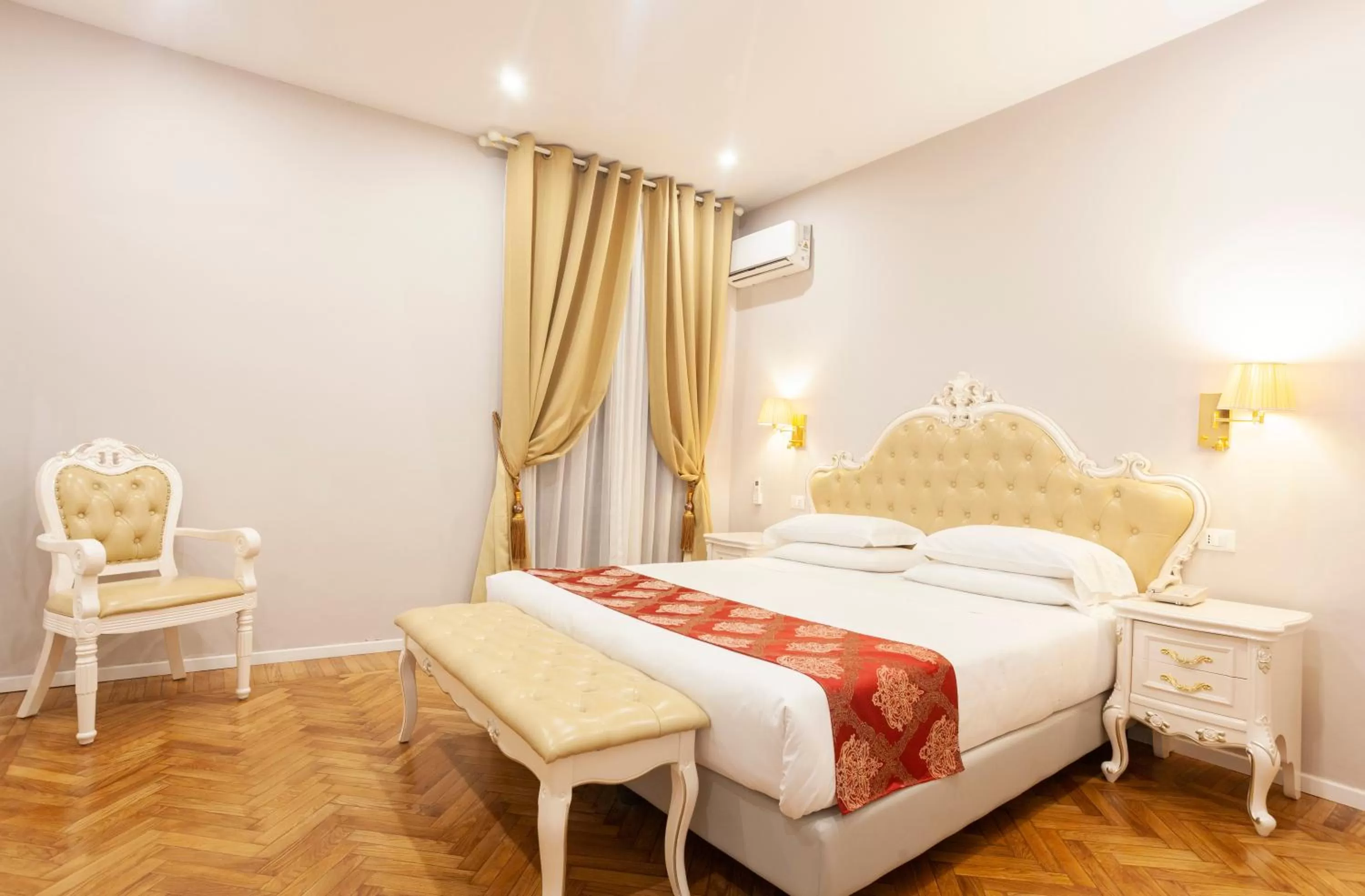 Photo of the whole room, Bed in Villa Royal