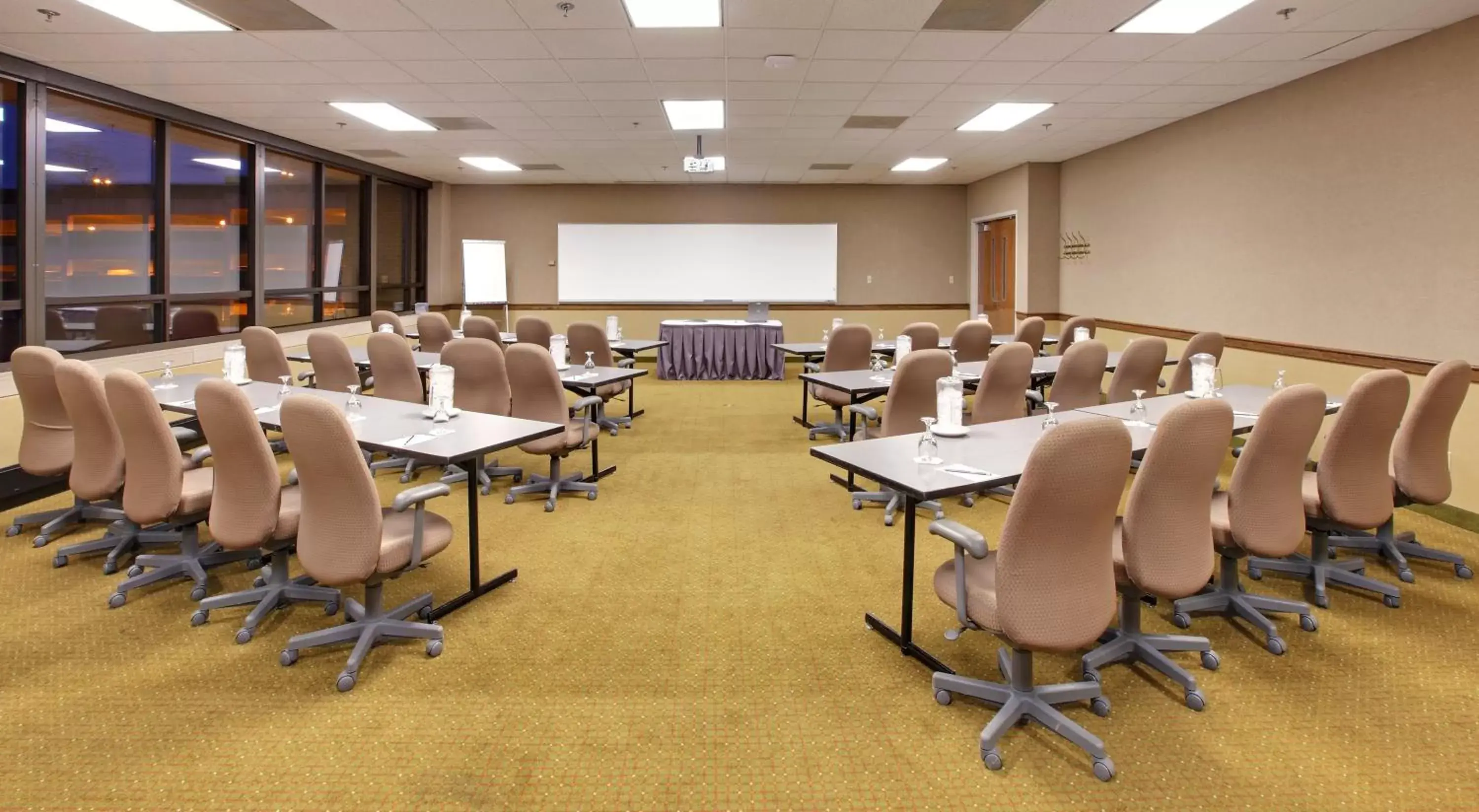 Meeting/conference room in Holiday Inn Memphis-University of Memphis, an IHG Hotel