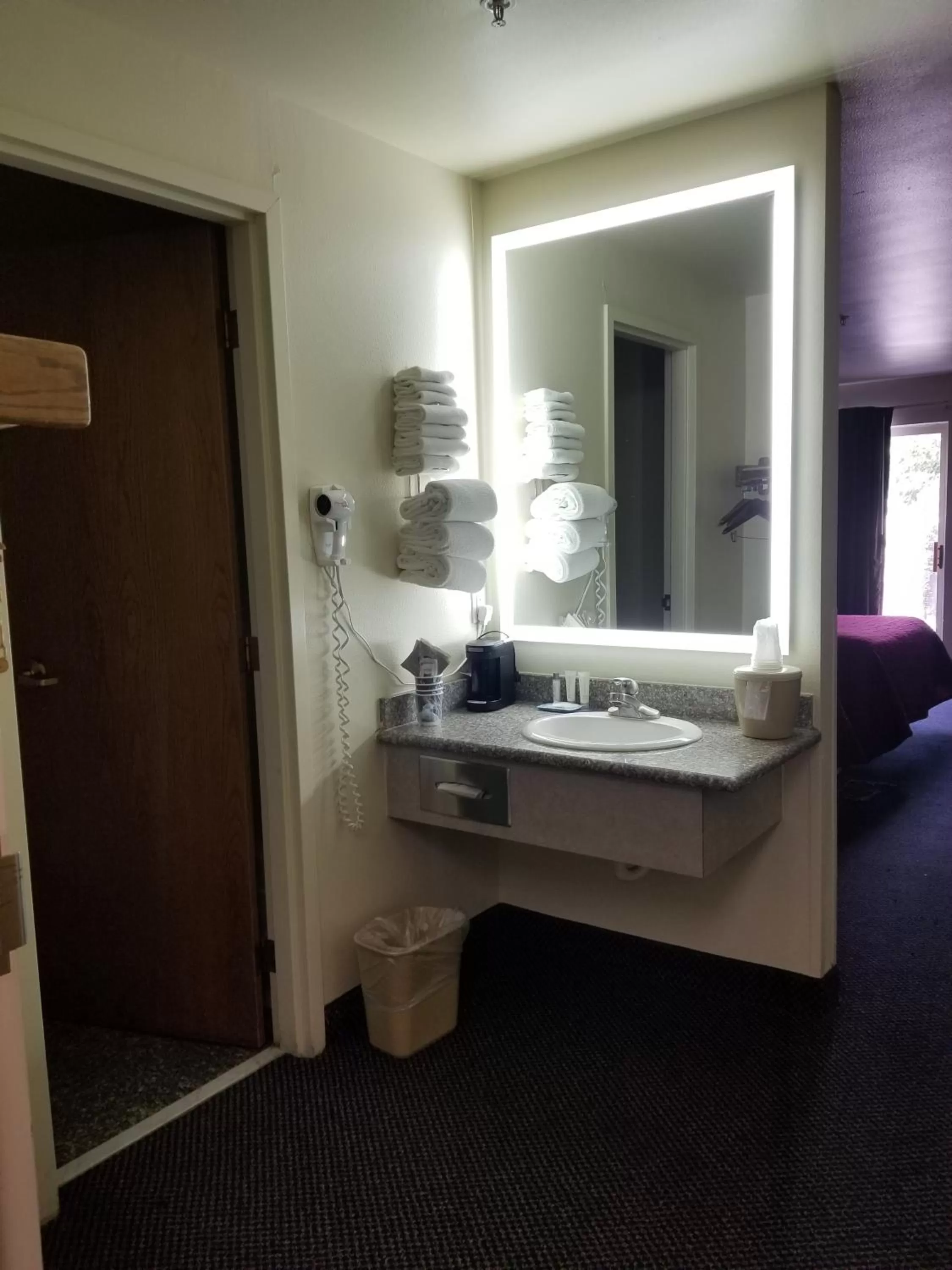 Bathroom, Bed in Cedars Inn