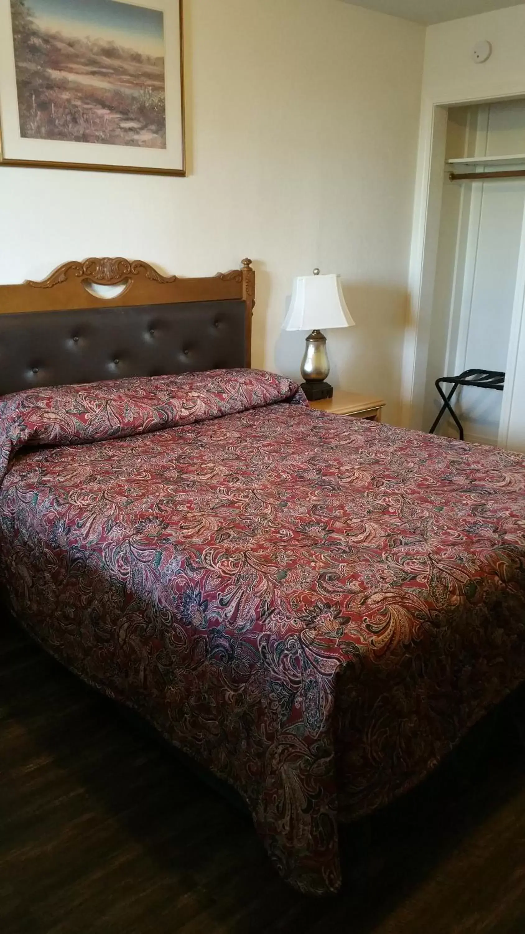 Bed in Ontario Inn