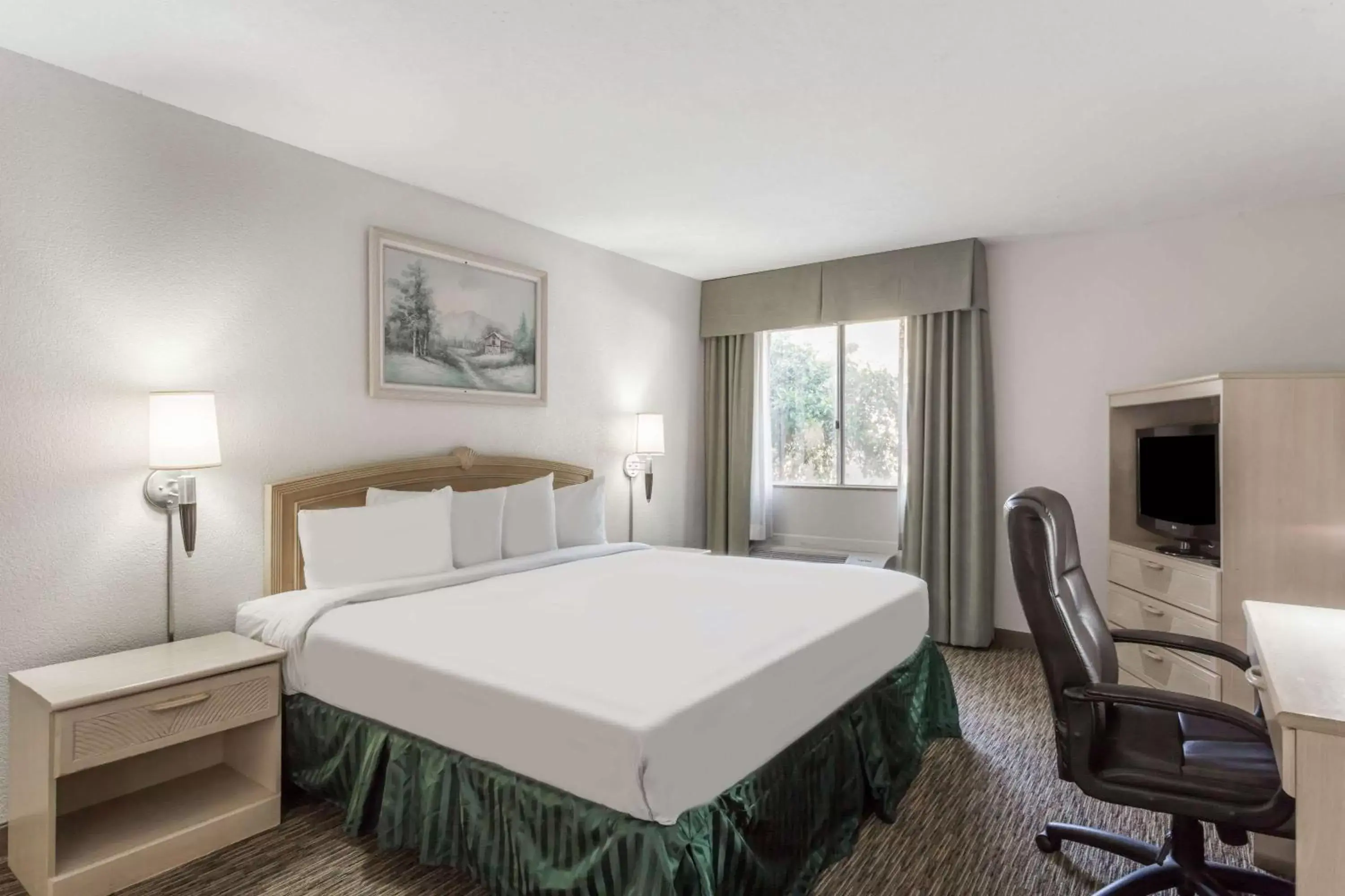 Photo of the whole room, Bed in Days Hotel by Wyndham Peoria Glendale Area