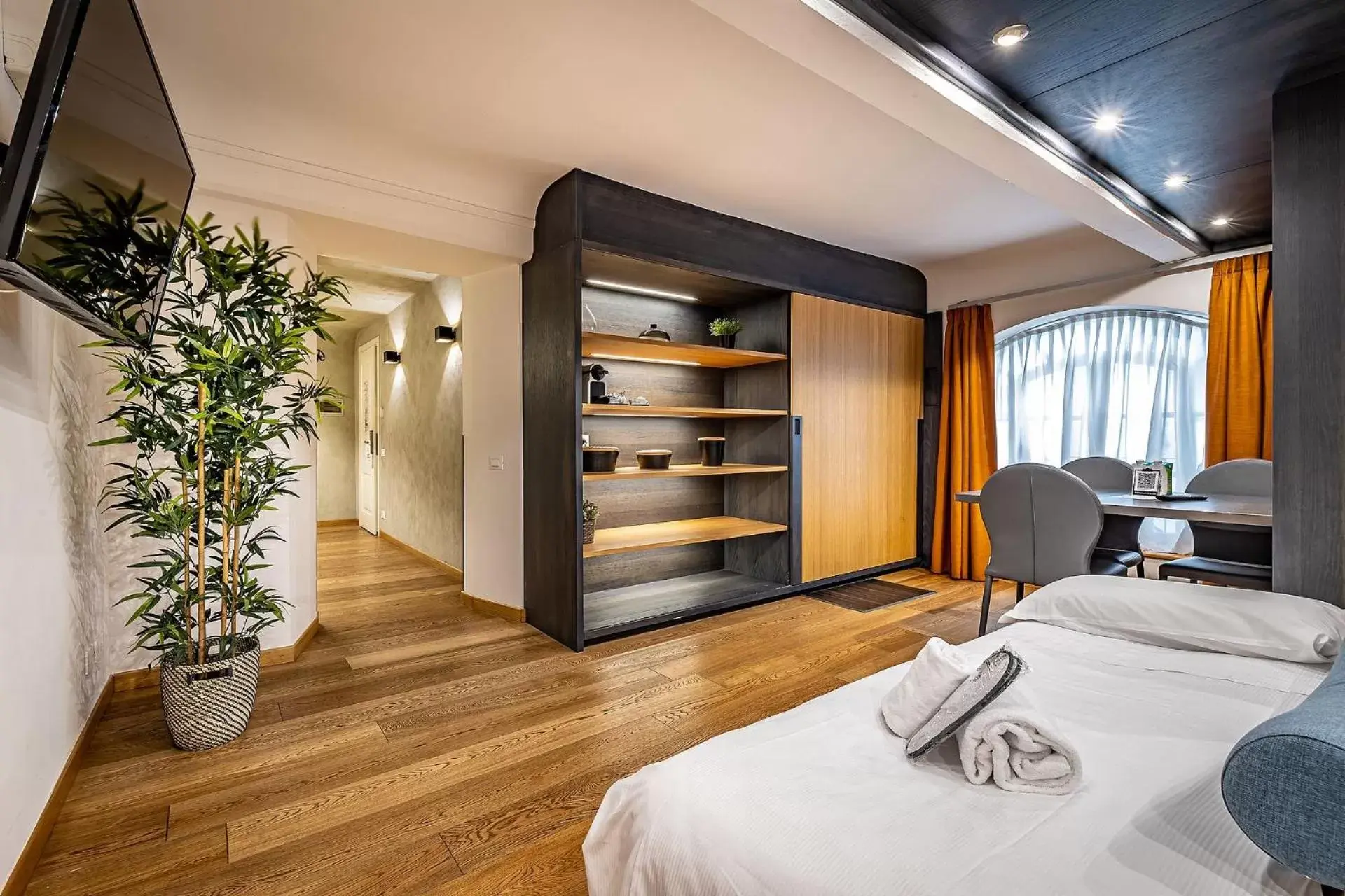 Bedroom, TV/Entertainment Center in Martelli 6 Suite & Apartments