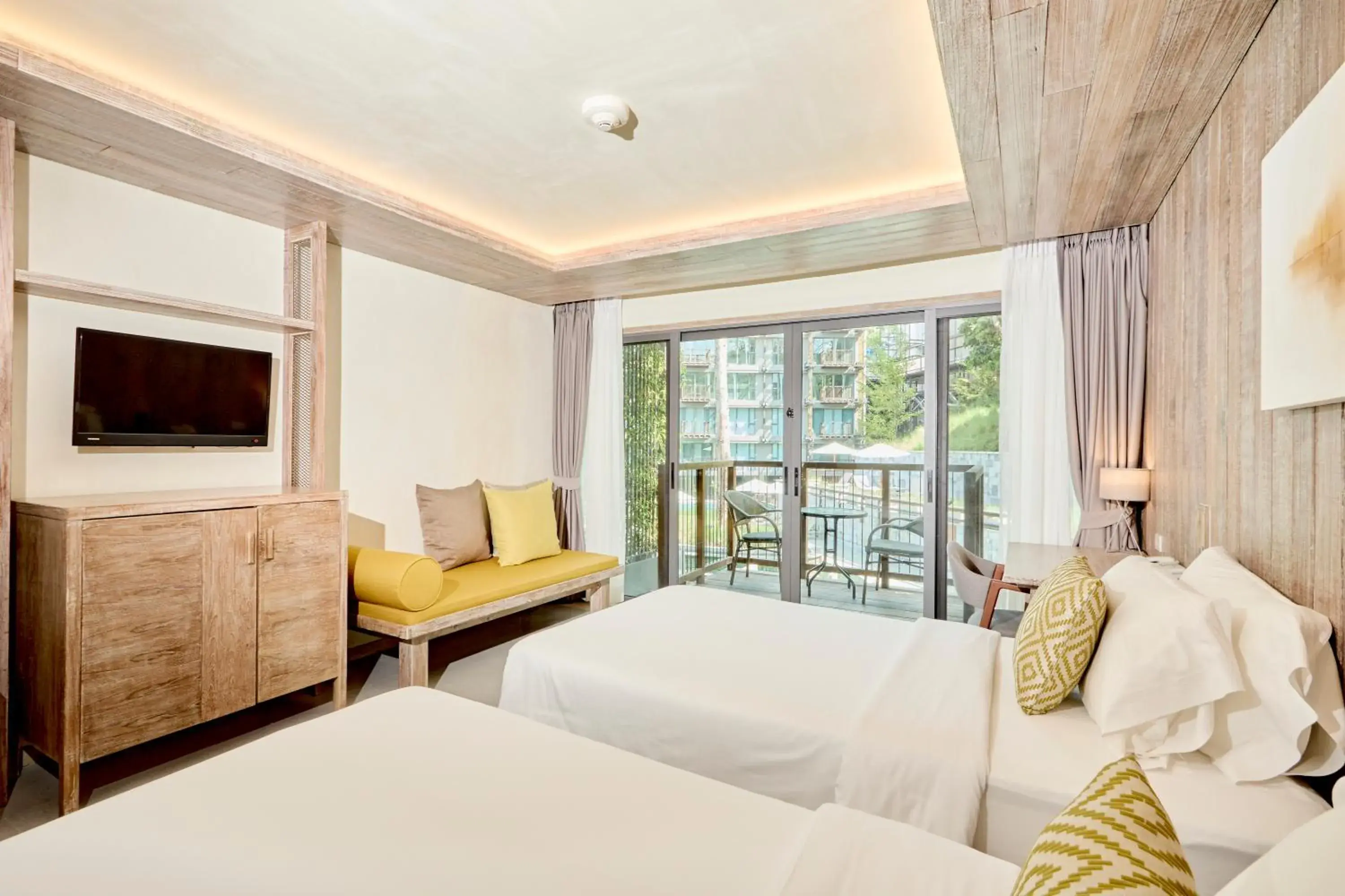 Bed in Dinso Resort & Villas Phuket an IHG Hotel