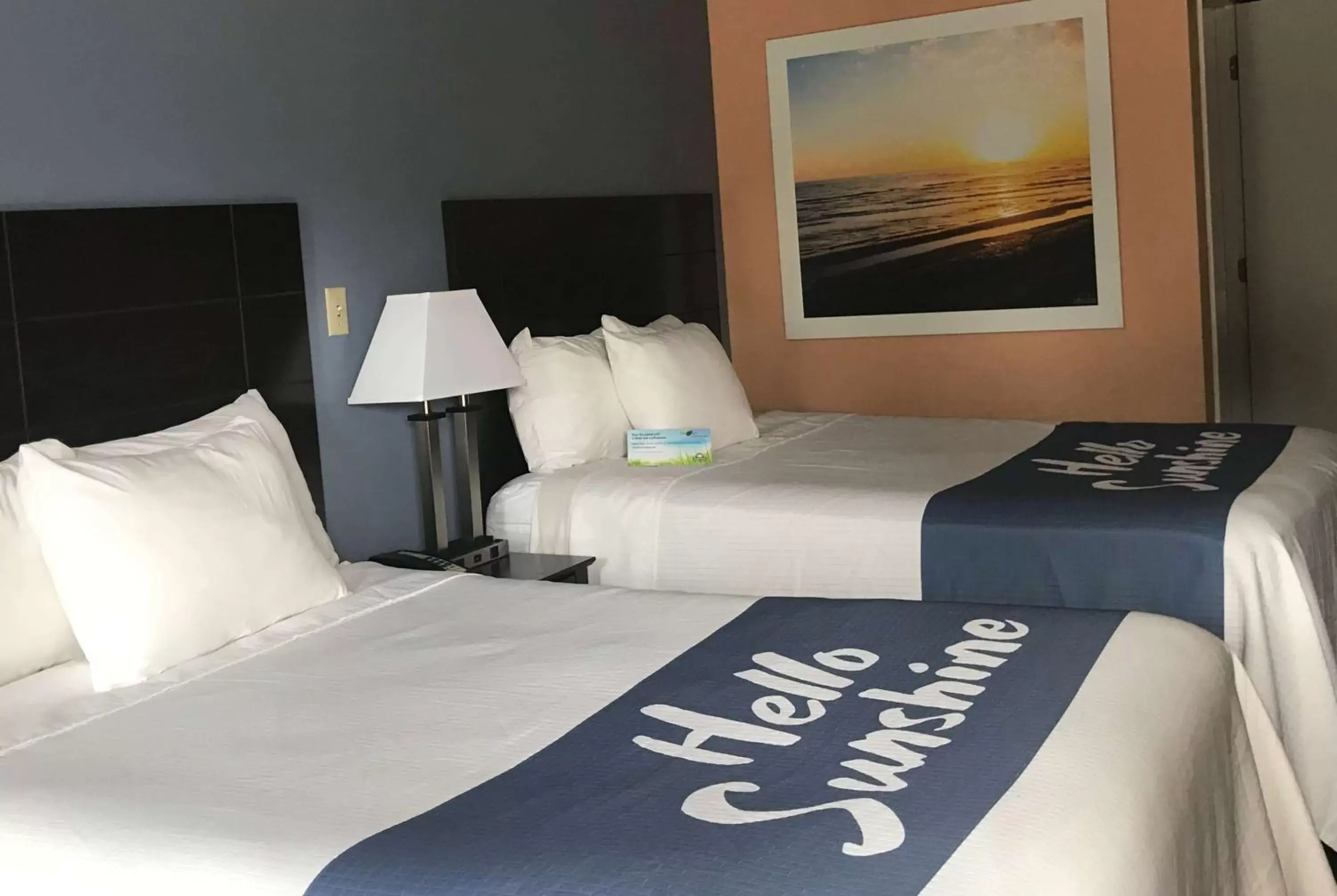 Photo of the whole room, Bed in Days Inn & Suites by Wyndham Davenport