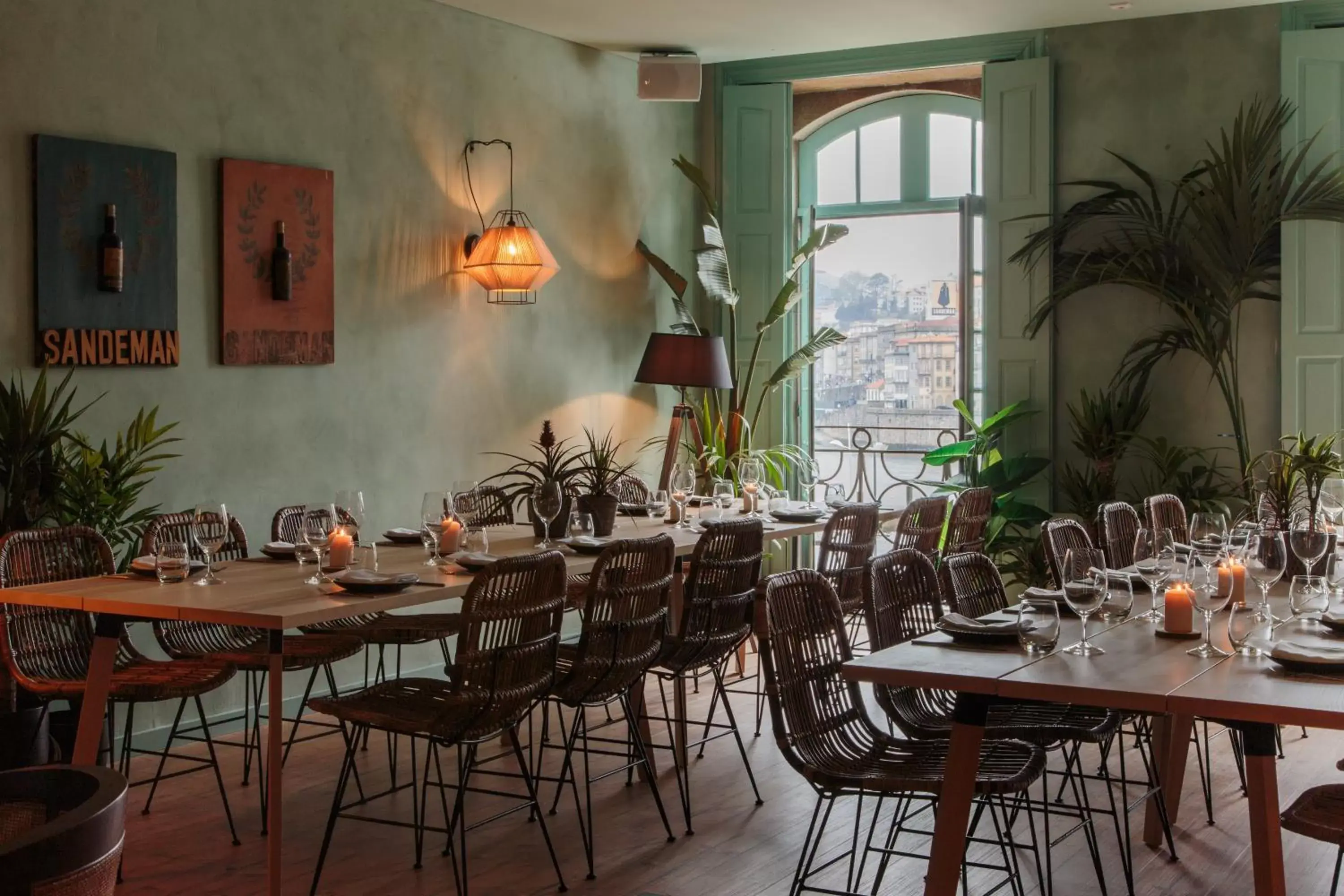 Restaurant/Places to Eat in The House of Sandeman - Hostel & Suites