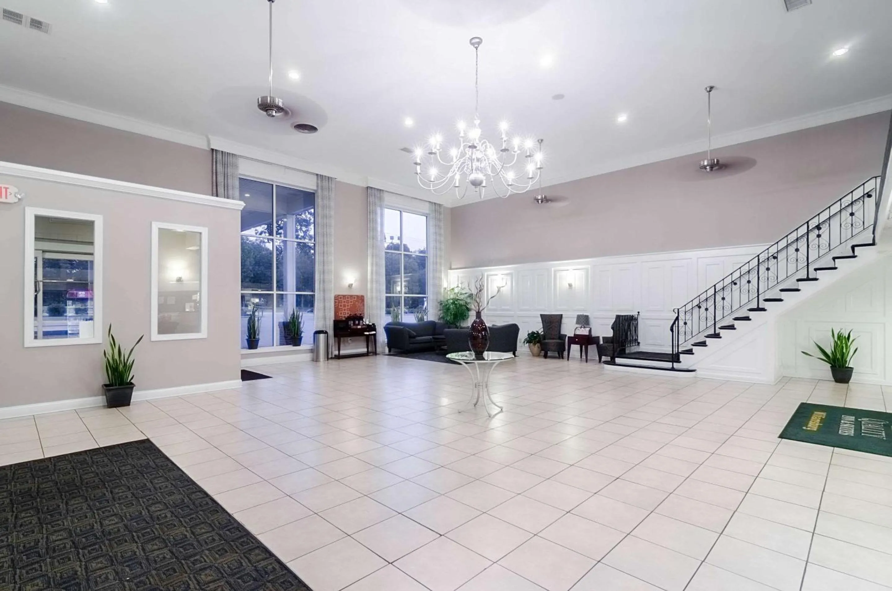 Lobby or reception in Suburban Studios Williamsburg Central