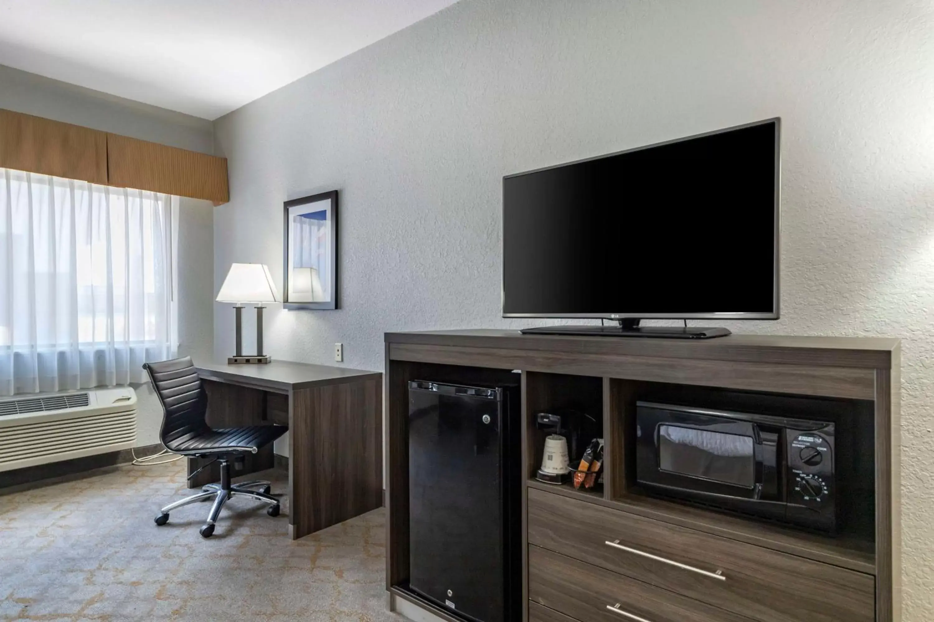 Photo of the whole room, TV/Entertainment Center in Best Western PLUS Victoria Inn & Suites