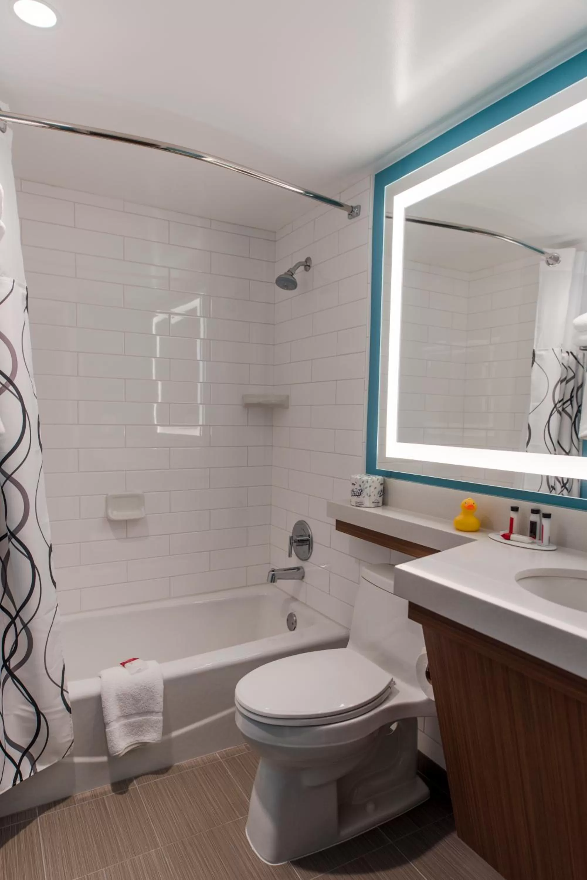 Shower in Howard Johnson by Wyndham Anaheim Hotel and Water Playground