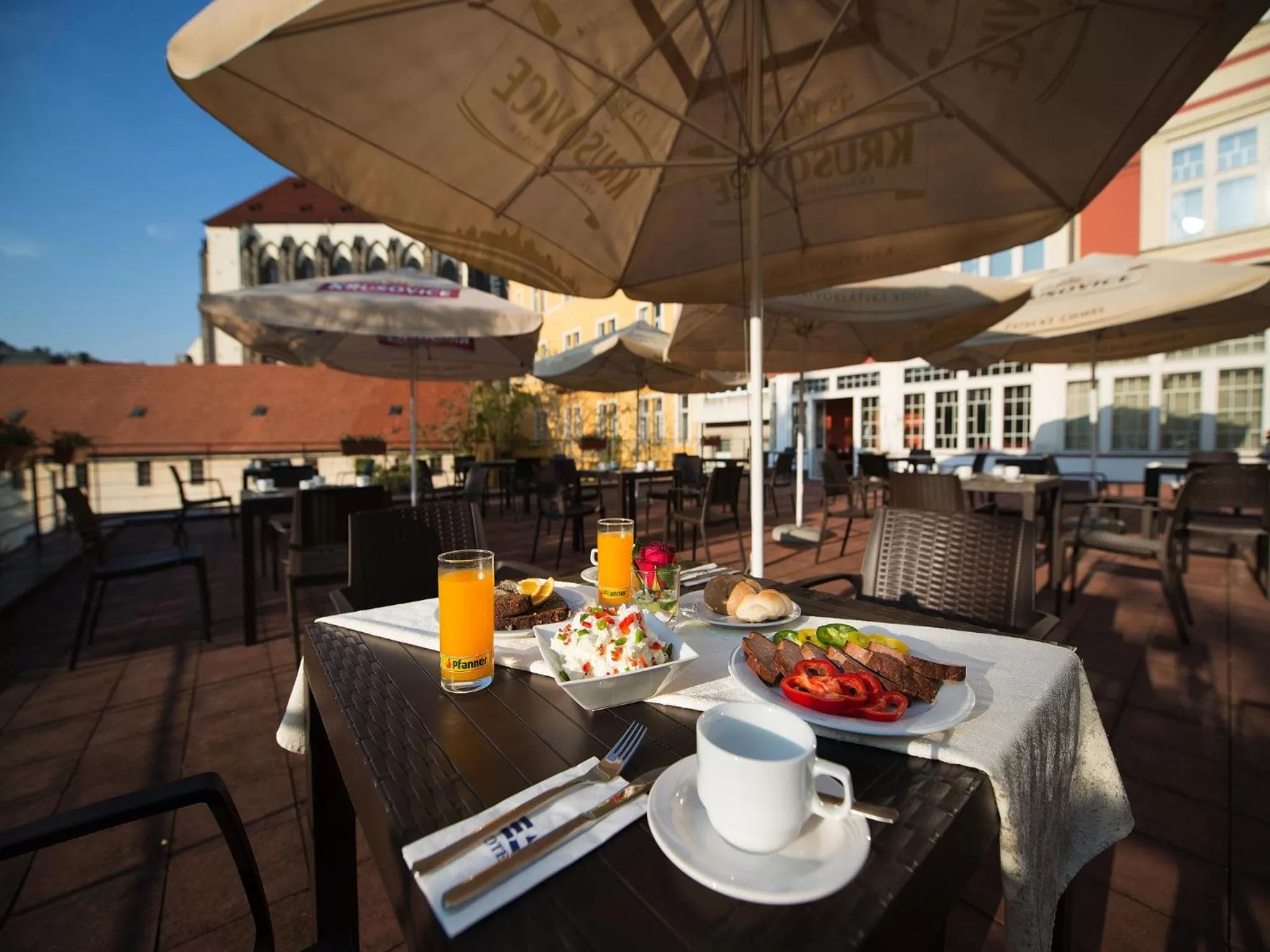 Restaurant/places to eat in EA Hotel Julis