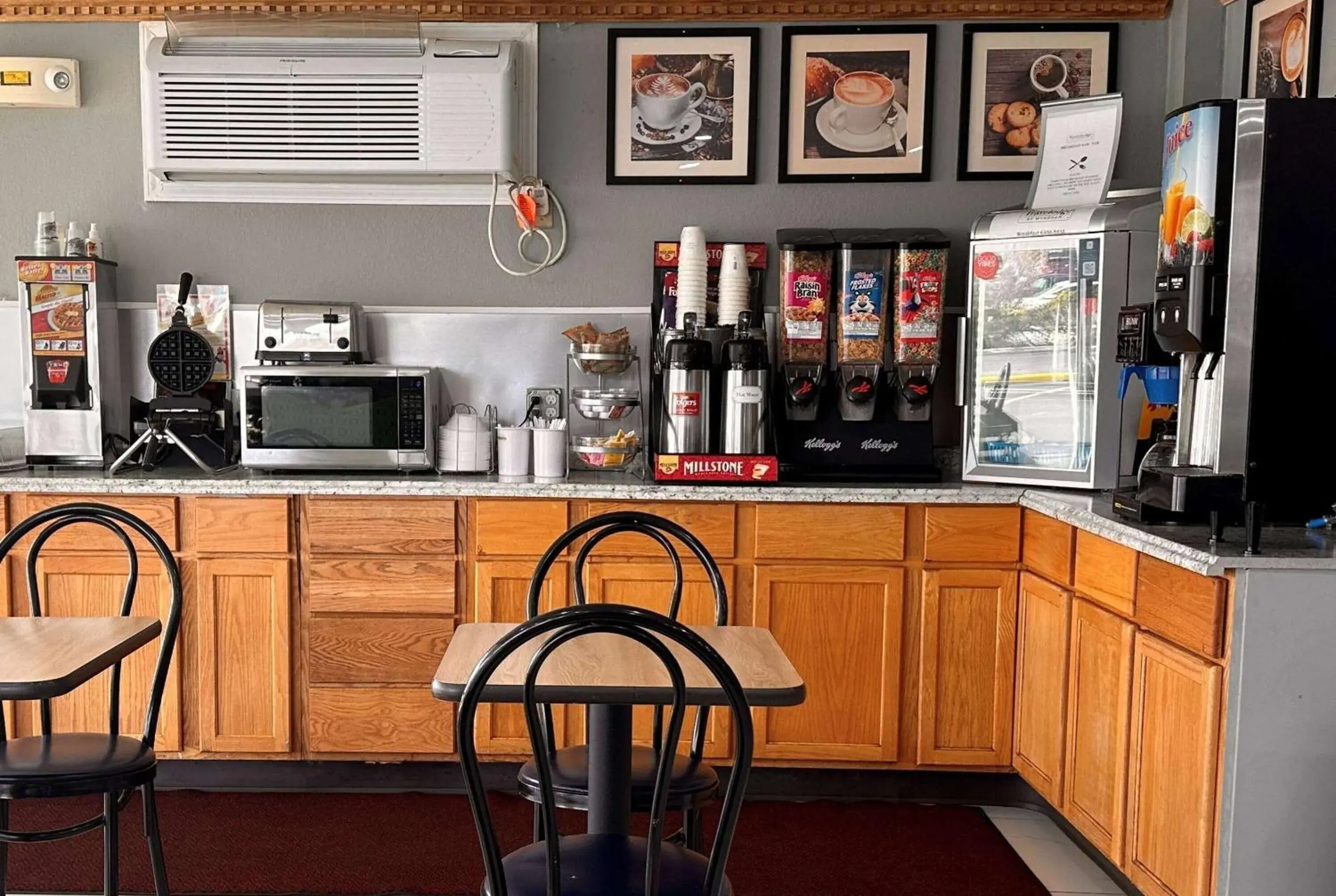 Breakfast, Kitchen/Kitchenette in Travelodge by Wyndham Bloomington