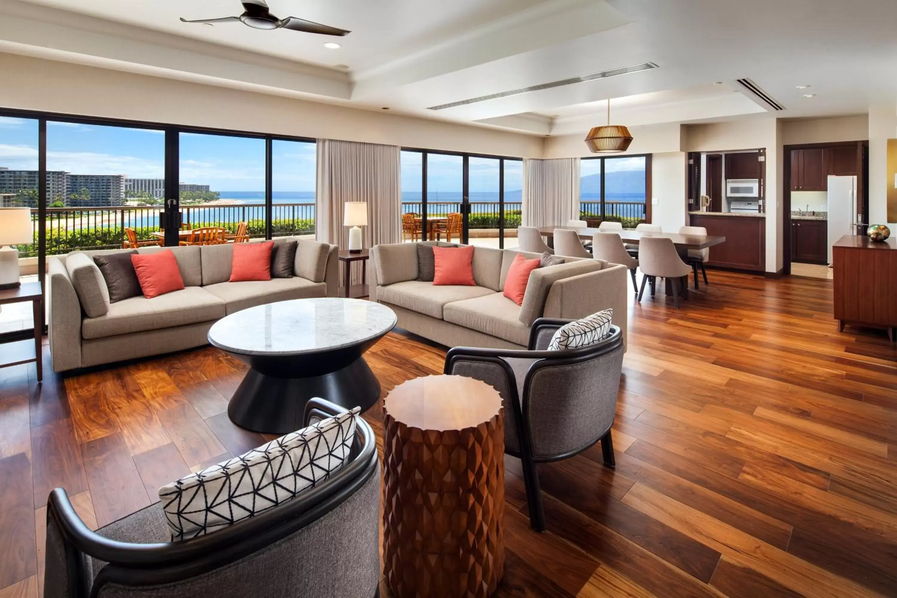 Photo of the whole room, Seating Area in Sheraton Maui Resort & Spa