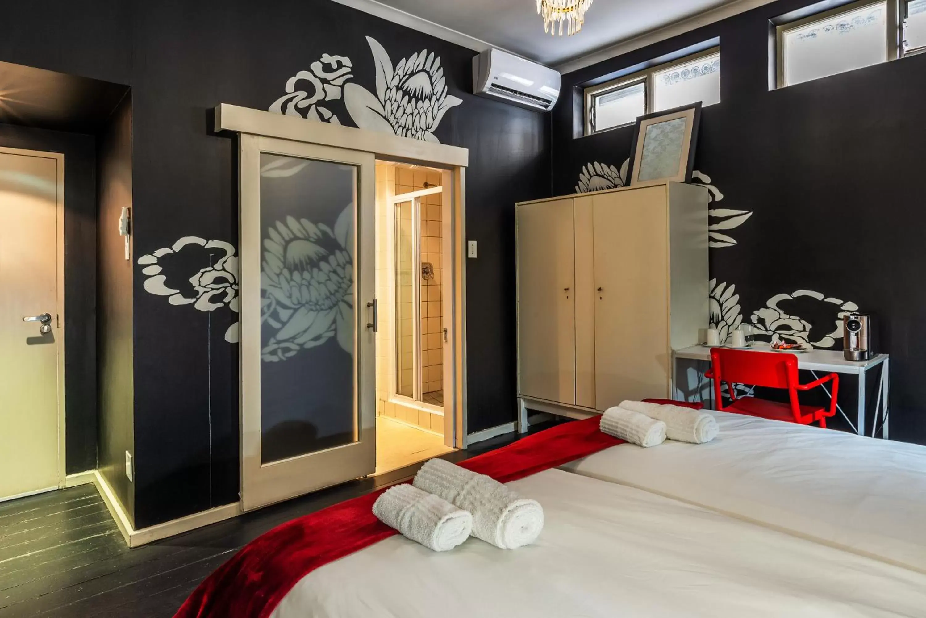 Bed in Daddy Long Legs Art Hotel