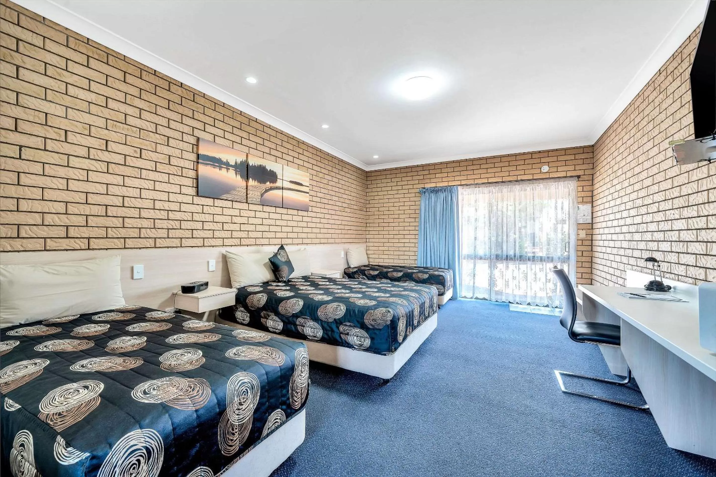 Photo of the whole room, Bed in Warwick Settlers Inn