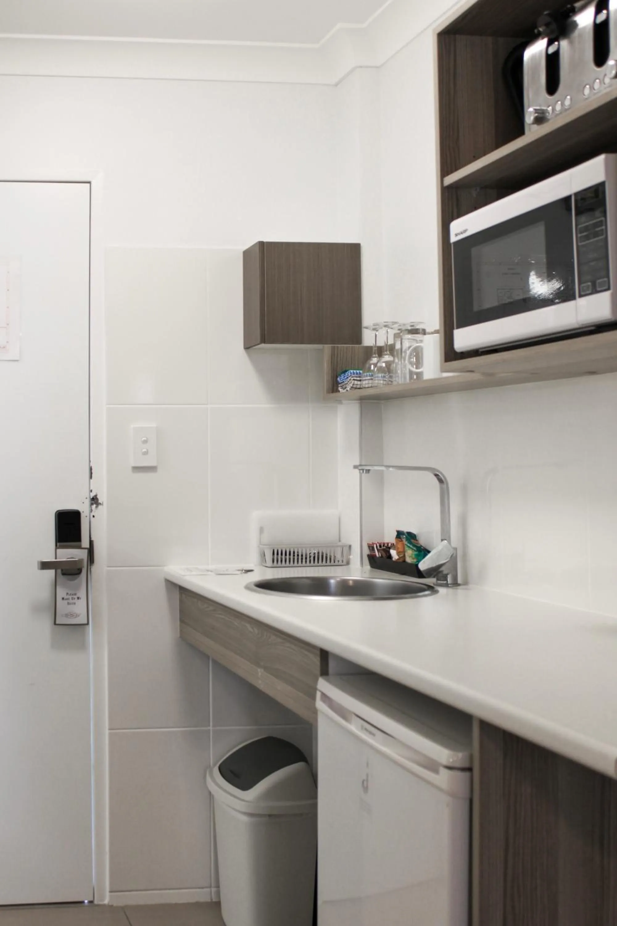 Kitchen or kitchenette in Aston Motel Yamba