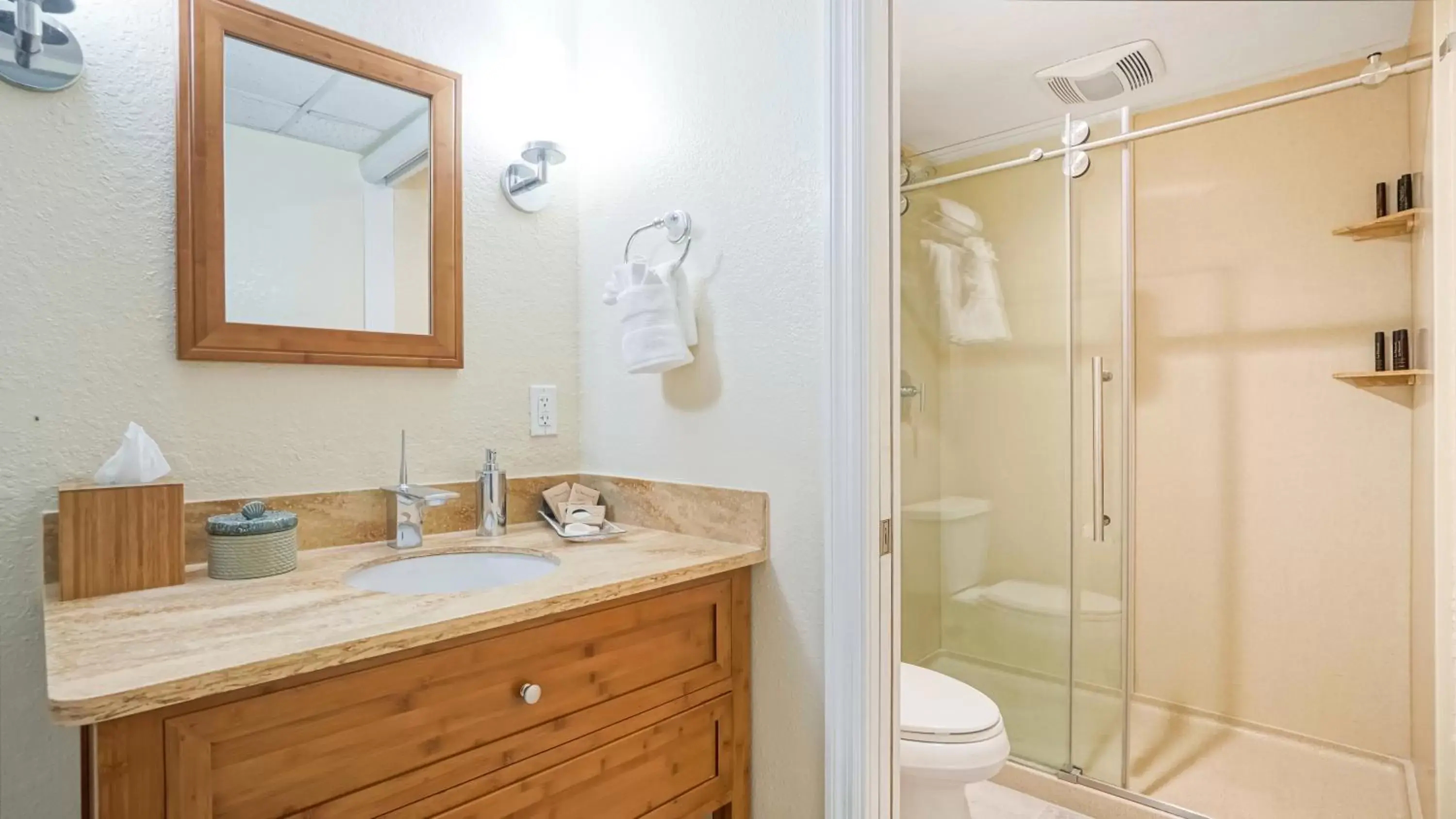 Shower, Bathroom in Glunz Ocean Beach Hotel and Resort