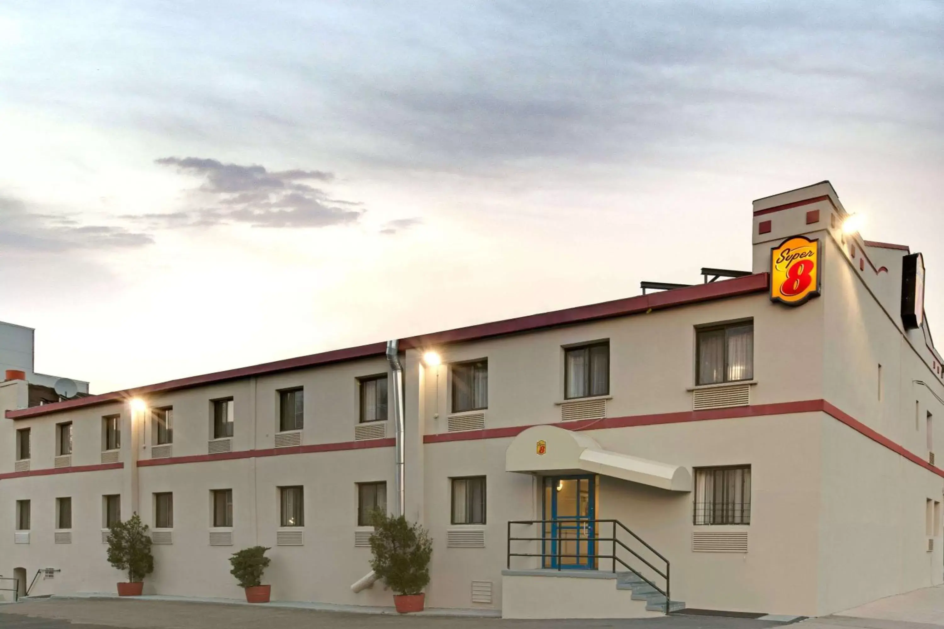 Property building in Super 8 by Wyndham Long Island City LGA Hotel Property building in Super 8 by Wyndham Long Island City LGA Hotel