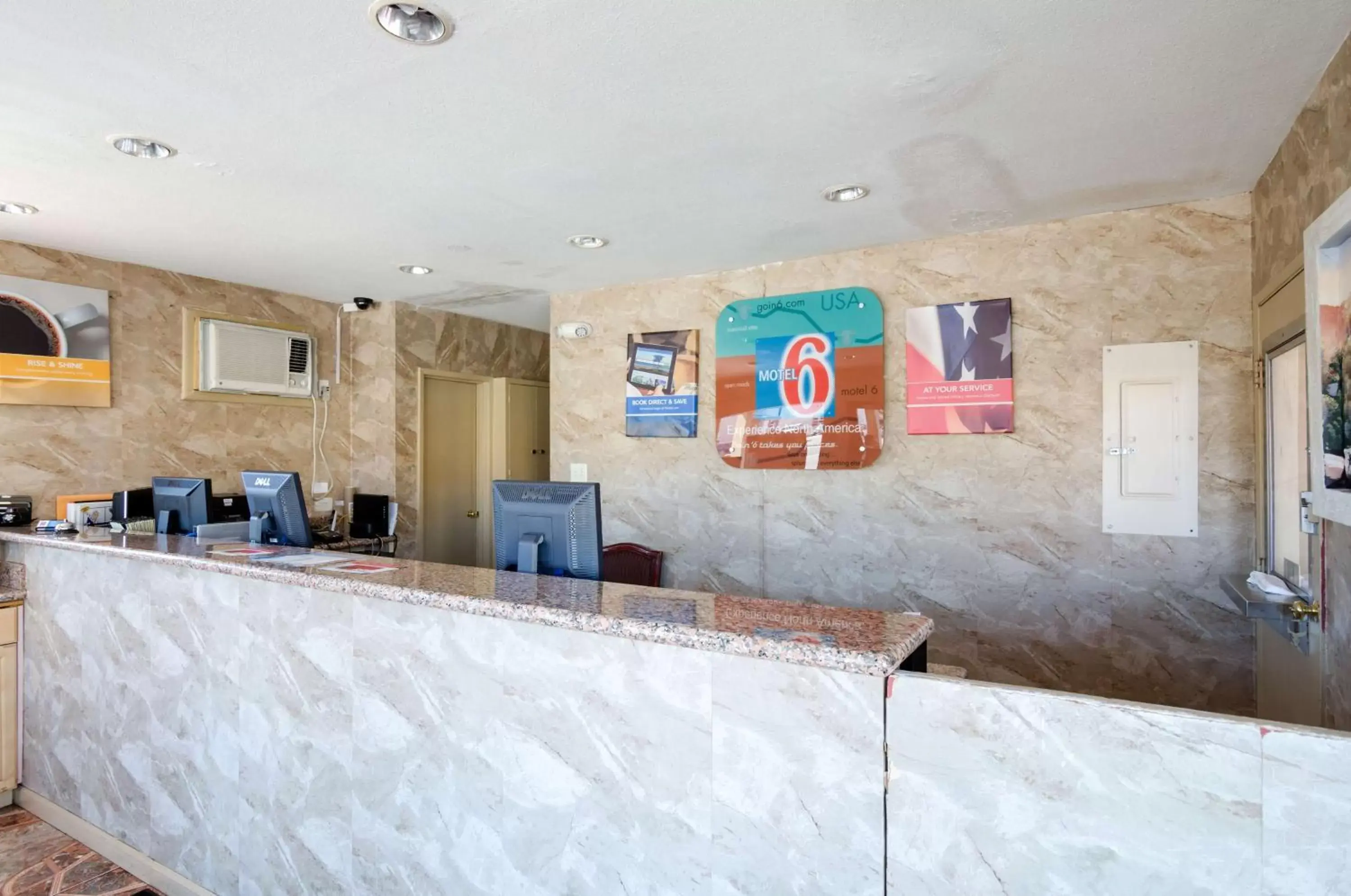 Lobby or reception, Lounge/Bar in Motel 6-Santa Fe, NM - Downtown