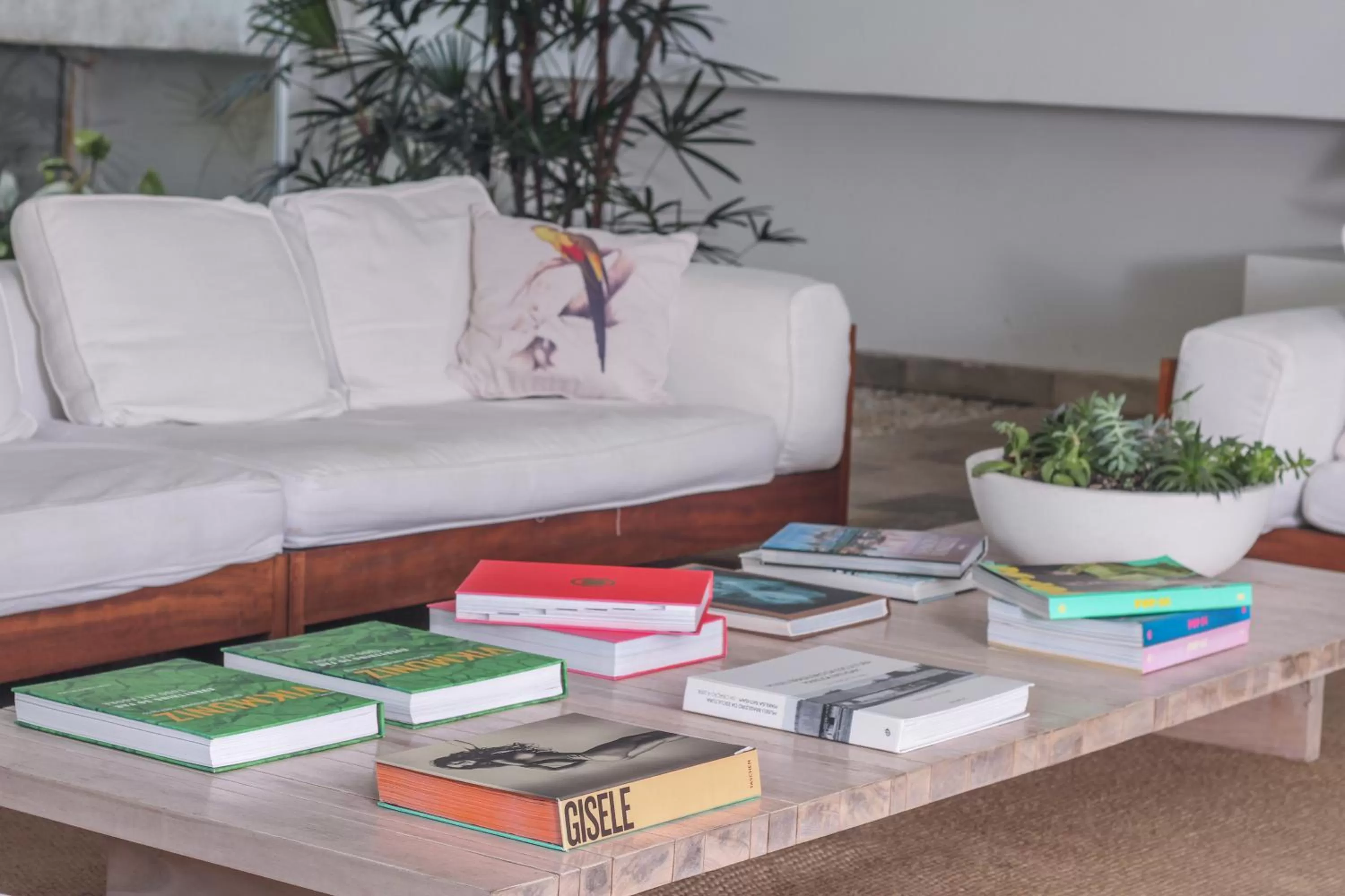 Communal lounge/ TV room in Guest House Guarujá Hotel Boutique