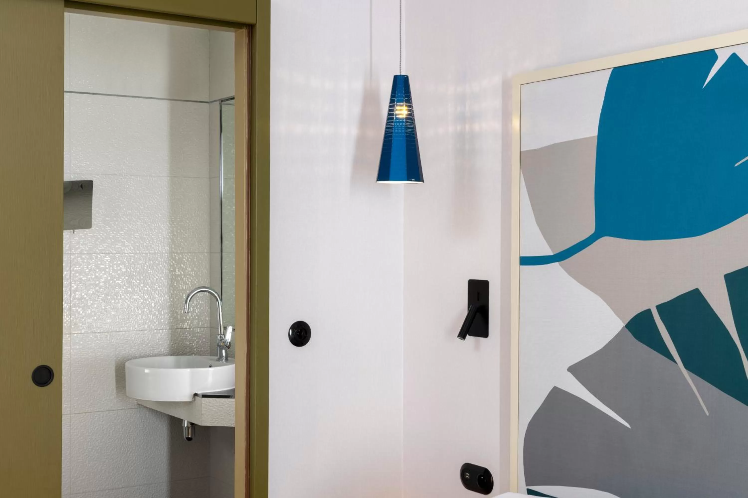 Bathroom in Hôtel De La Paix