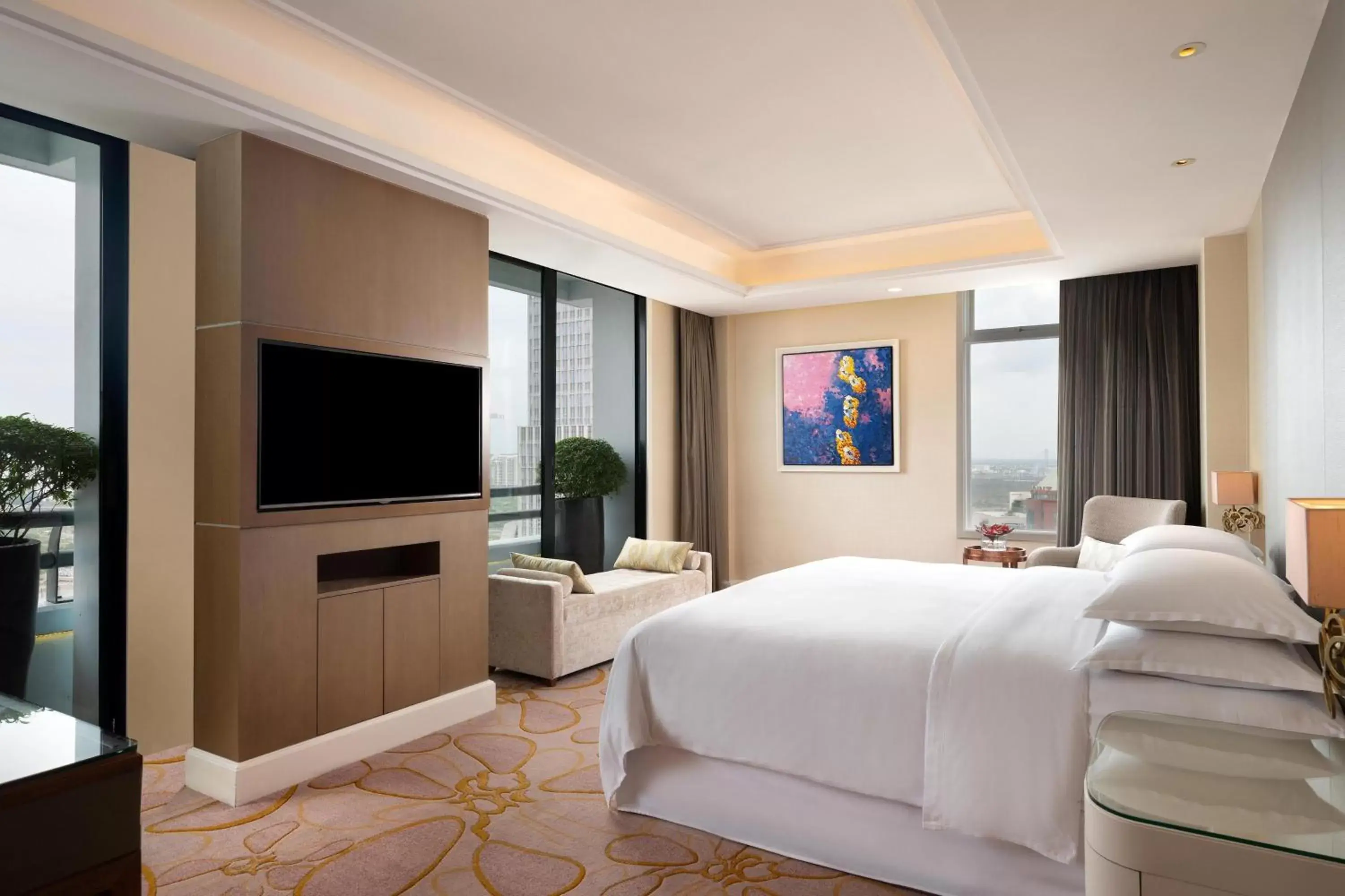 Bedroom, TV/Entertainment Center in Sheraton Saigon Hotel & Towers