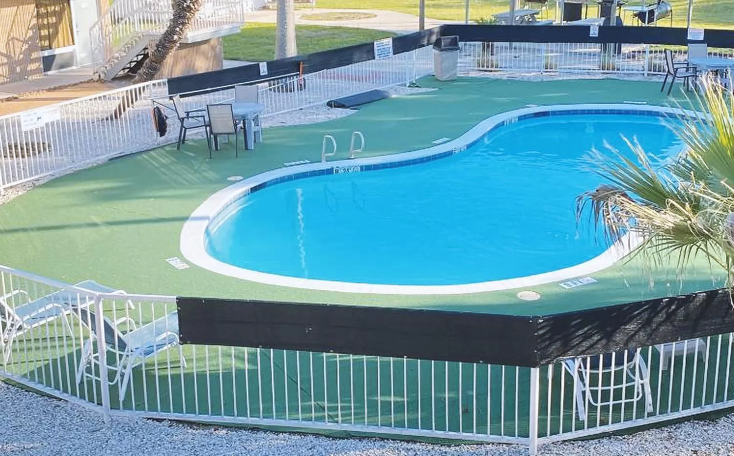 Swimming pool in Sky Palace Inn & Suites By Jasper Beeville
