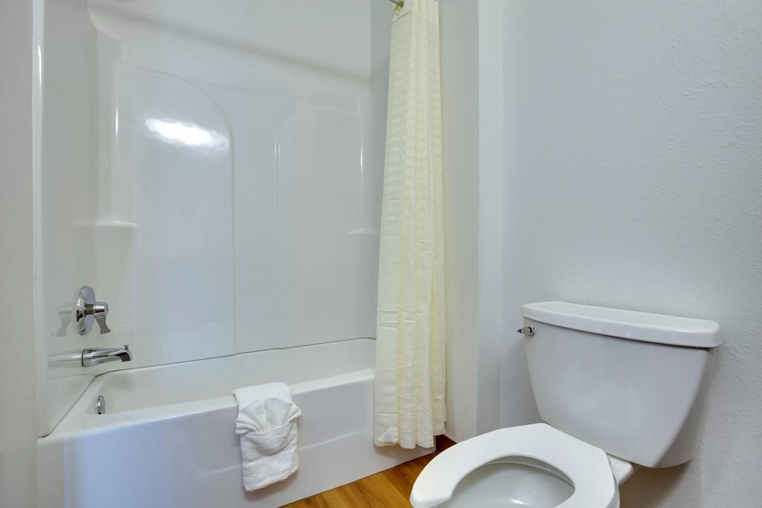 Bathroom in Motel 6 Poplar Bluff, MO