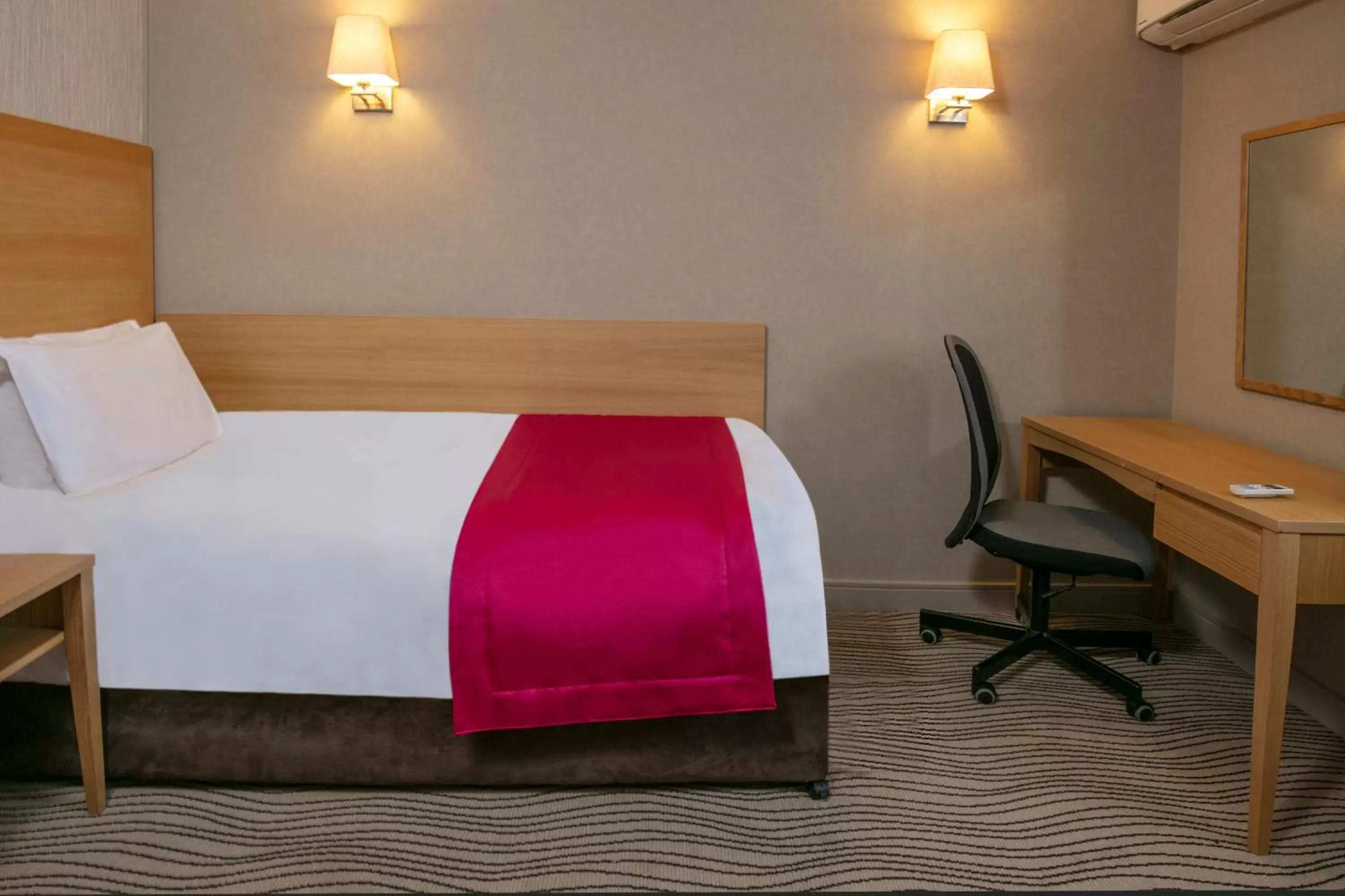 Bed in Best Western Heath Court Hotel