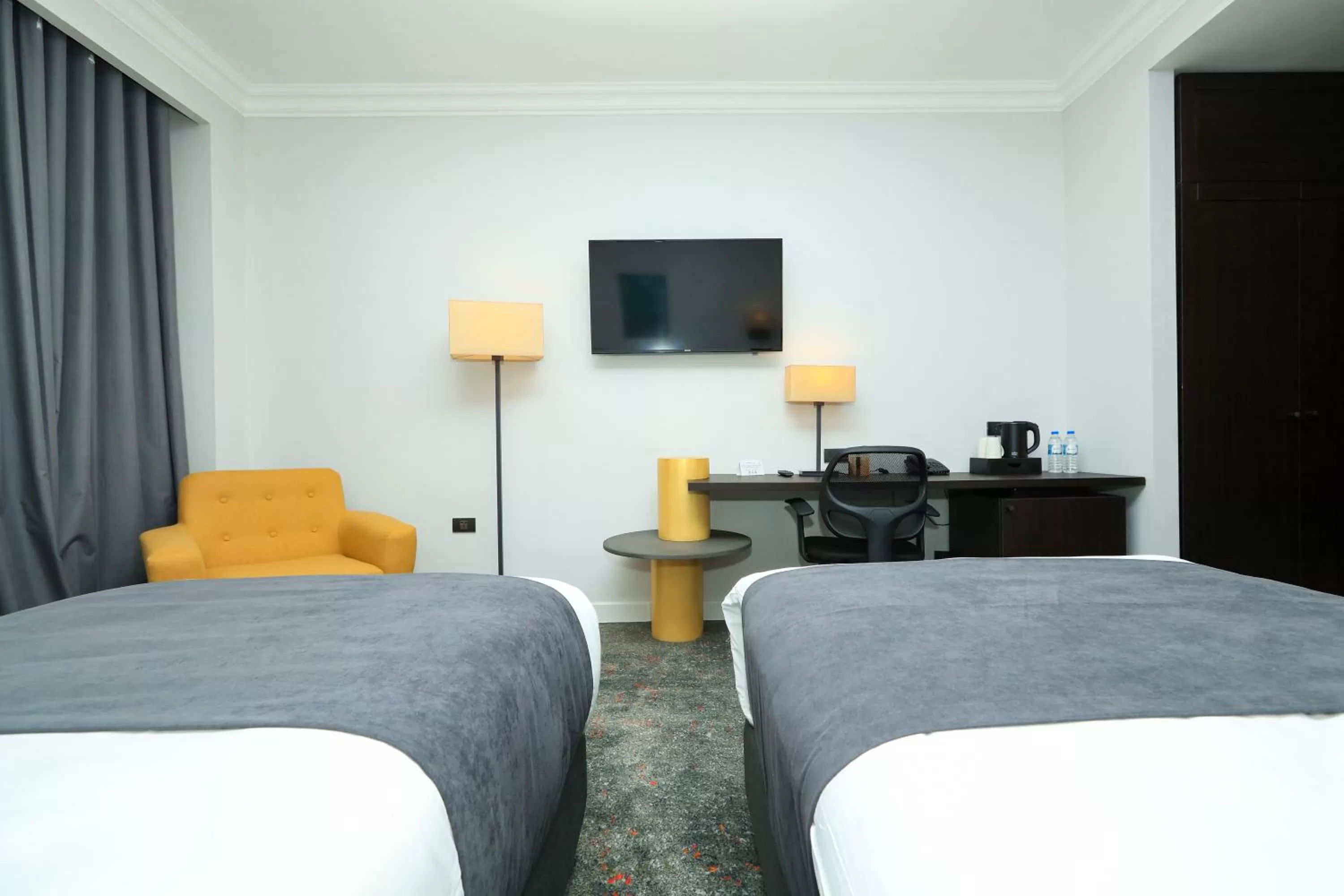 Seating area, Bed in Pine Astoria Hotel