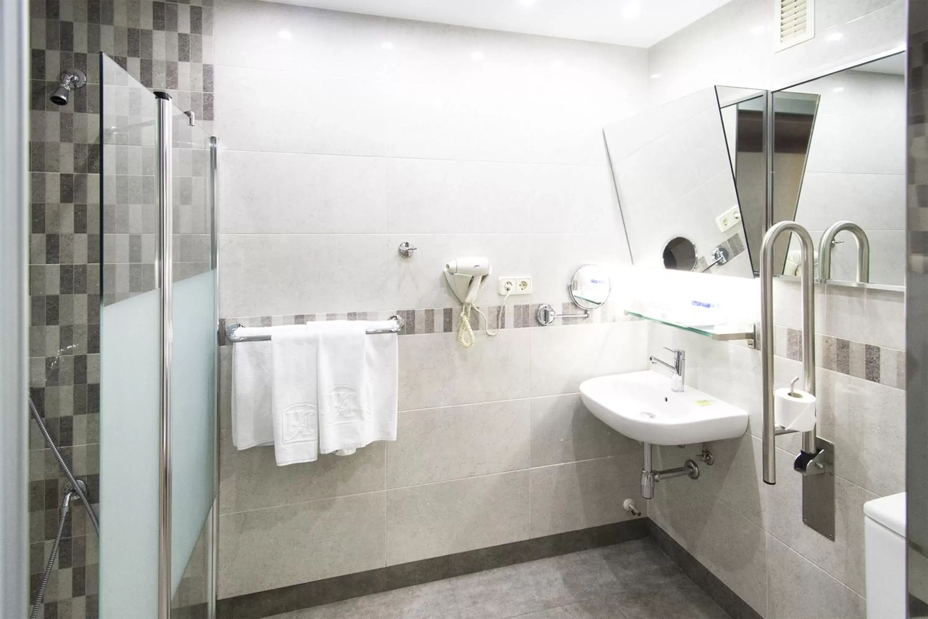 Shower, Bathroom in Hotel Albret