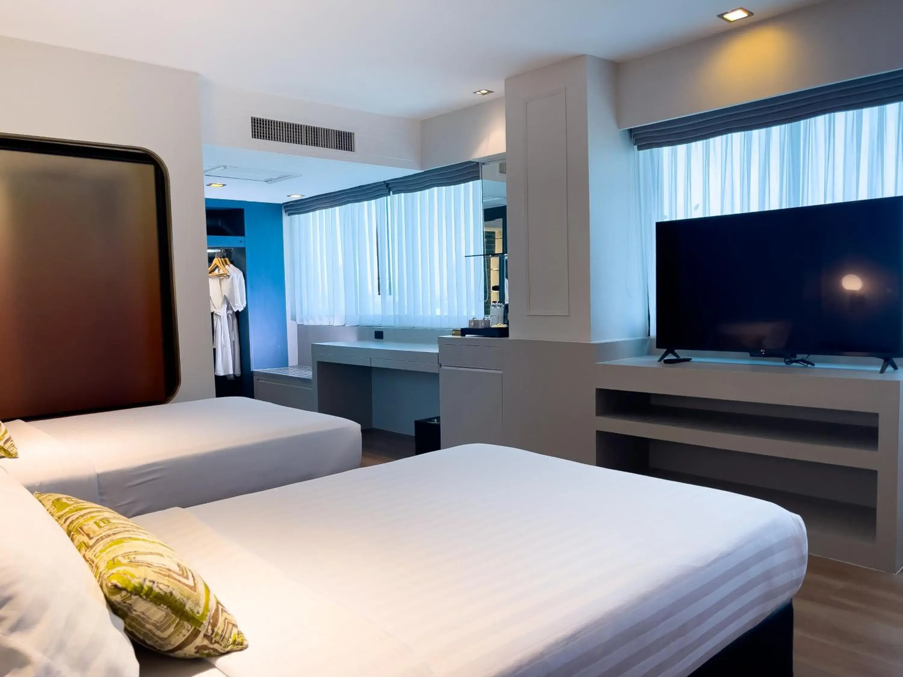 Bedroom, TV/Entertainment Center in A-One Bangkok Hotel