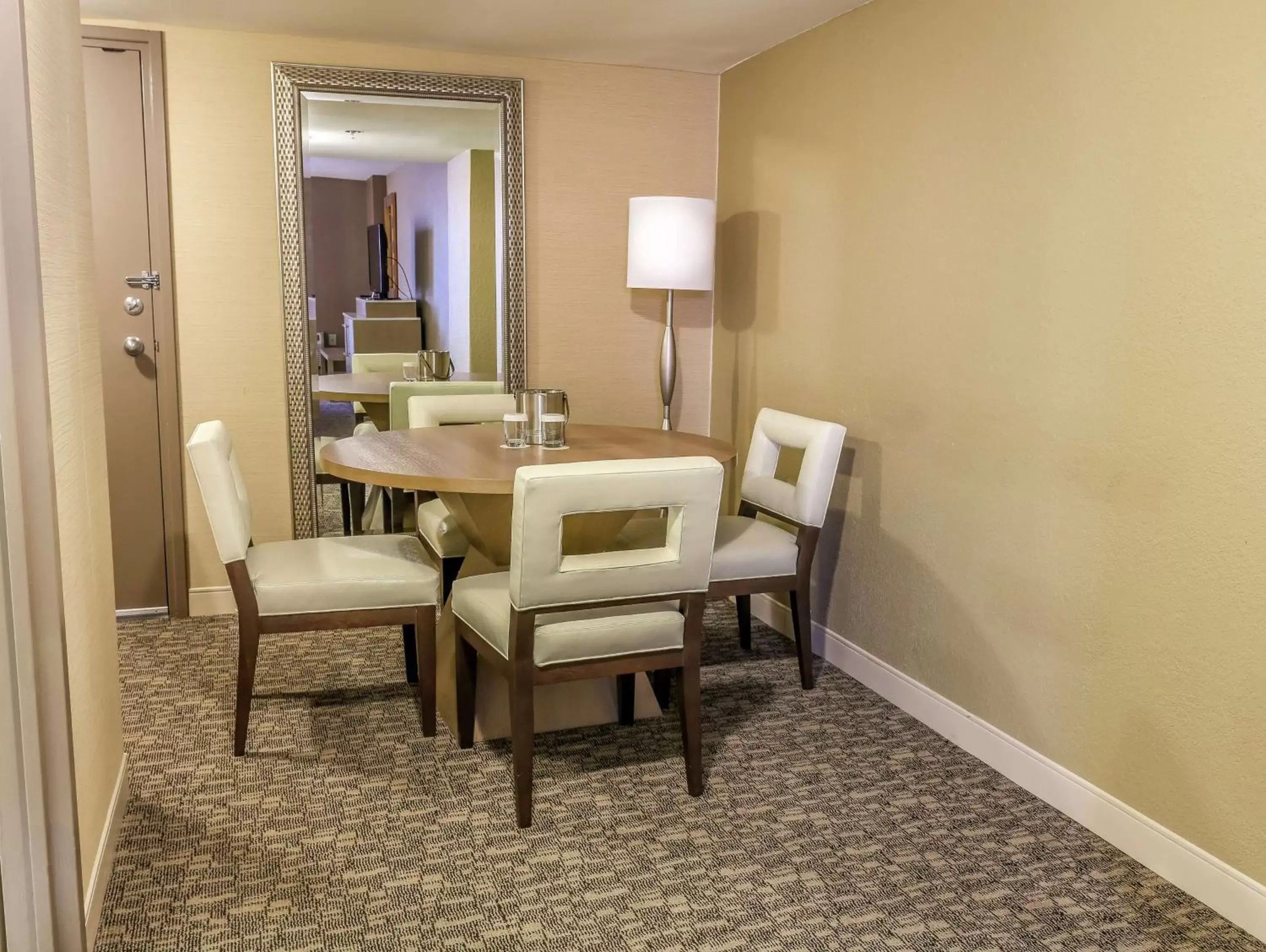 Living room, Seating Area in DoubleTree by Hilton Virginia Beach