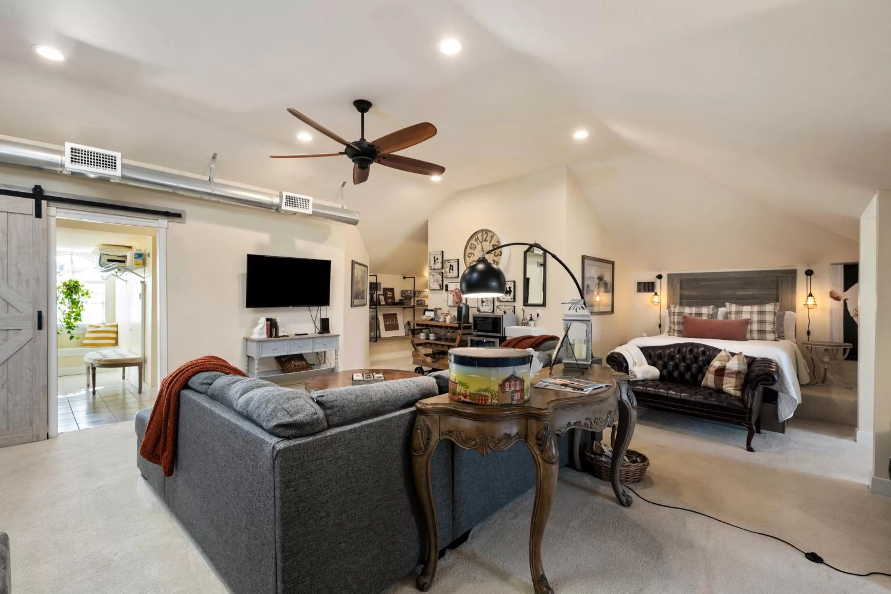 Bed in The Plantation House Boutique Inn