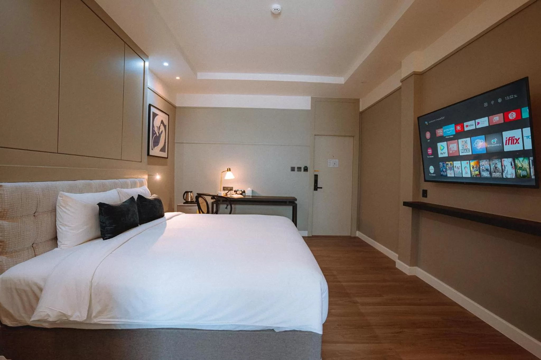 Bedroom, Bed in Hotel Thomas Bangkok