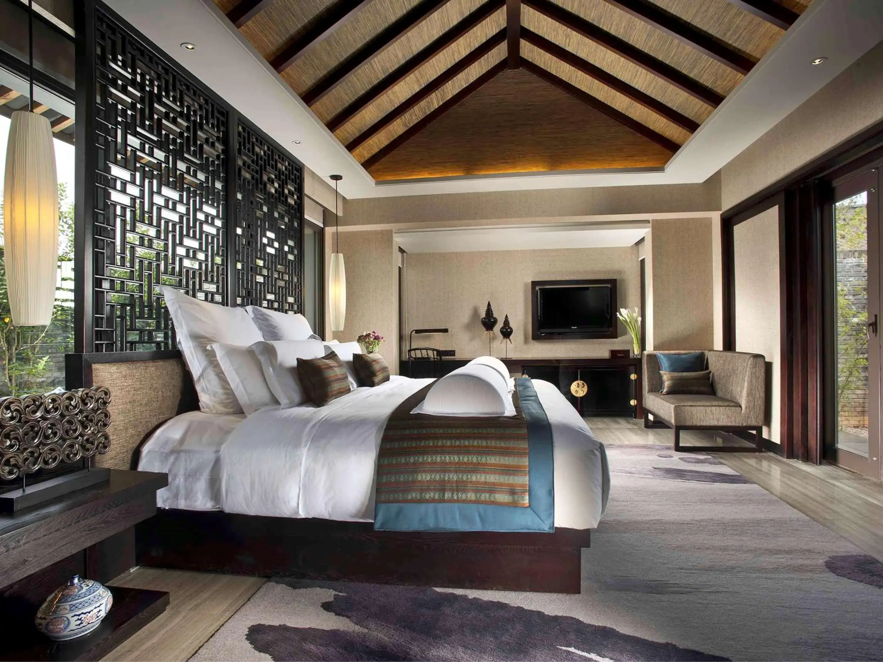 Photo of the whole room, Bed in Pullman Lijiang Resort & Spa
