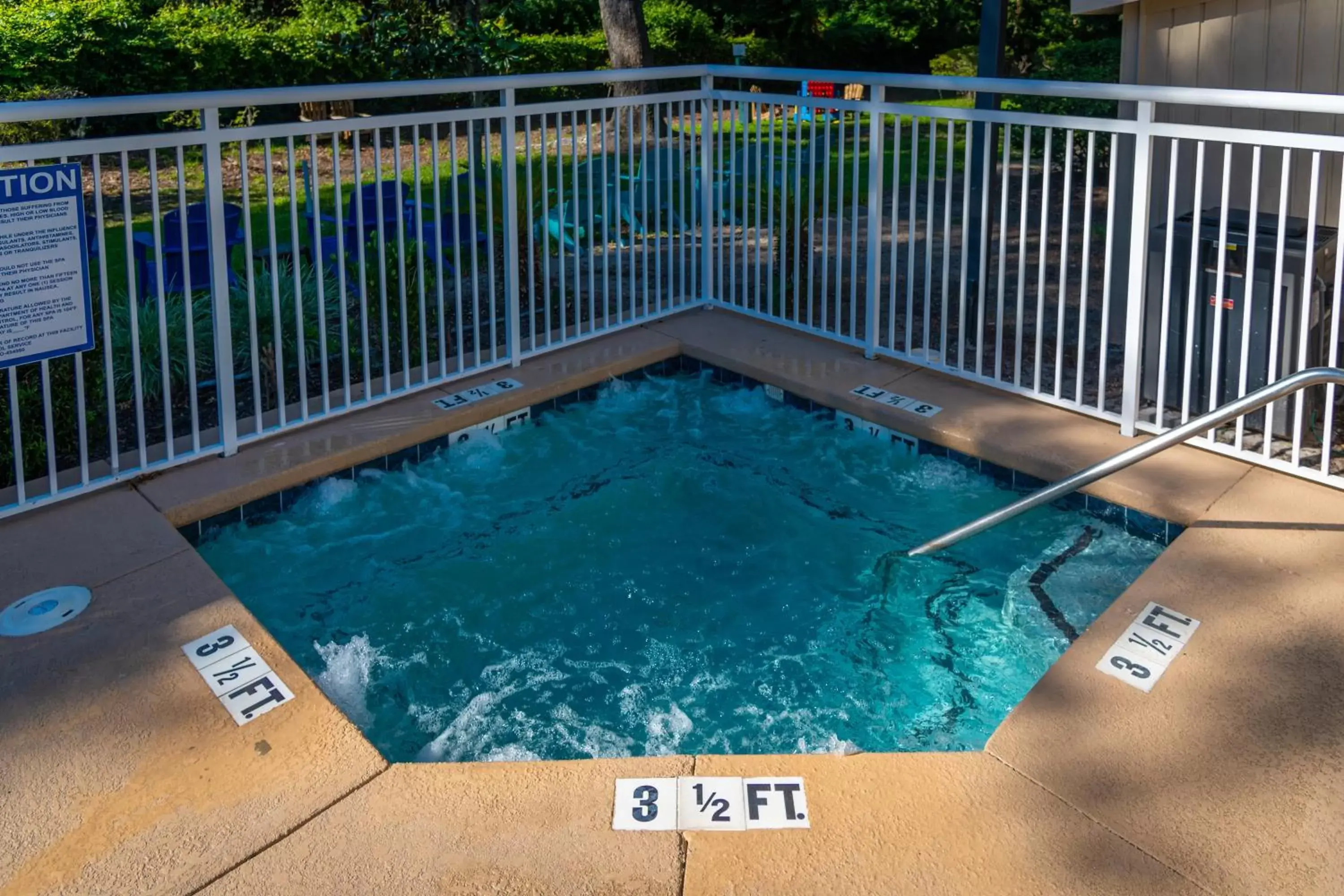 Hot Tub, Swimming Pool in Palmera Inn and Suites