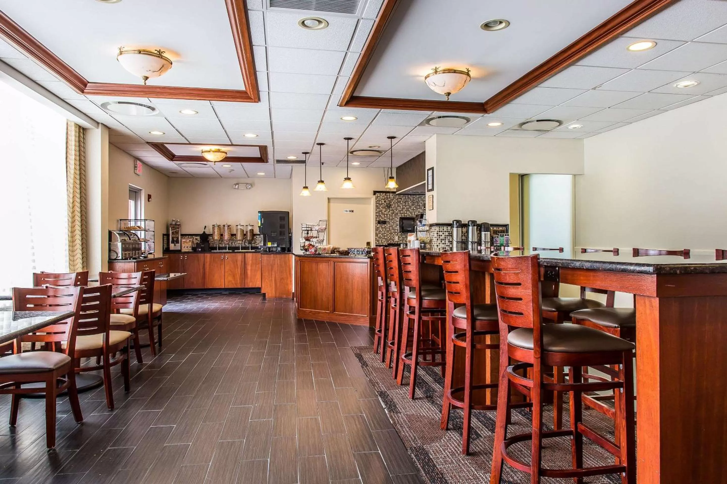 Restaurant/places to eat in Clarion Hotel & Suites Hamden - New Haven